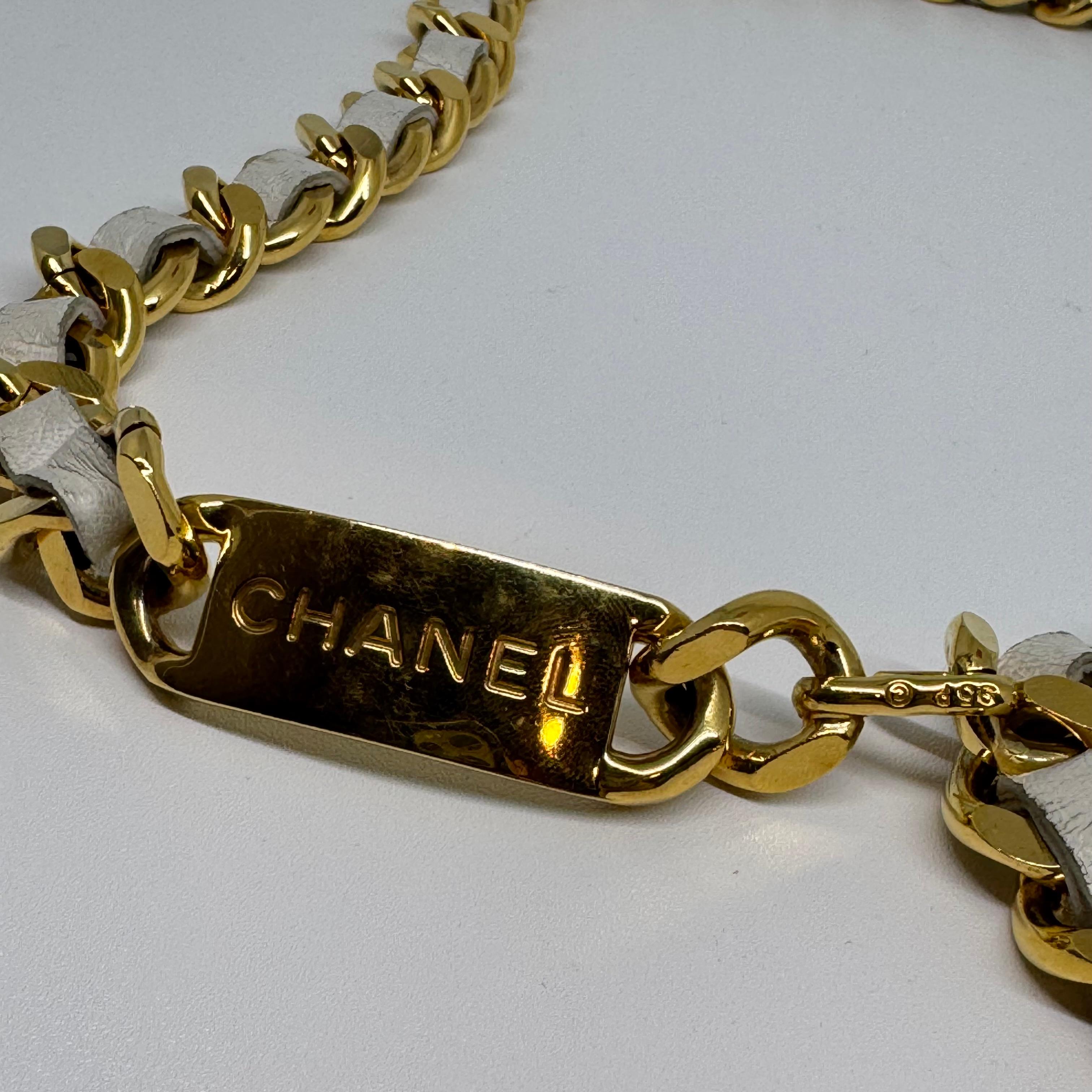 Vintage 1995 Chanel Cinturón entrelazado de cuero blanco Medallón de cadena gruesa en venta 2
