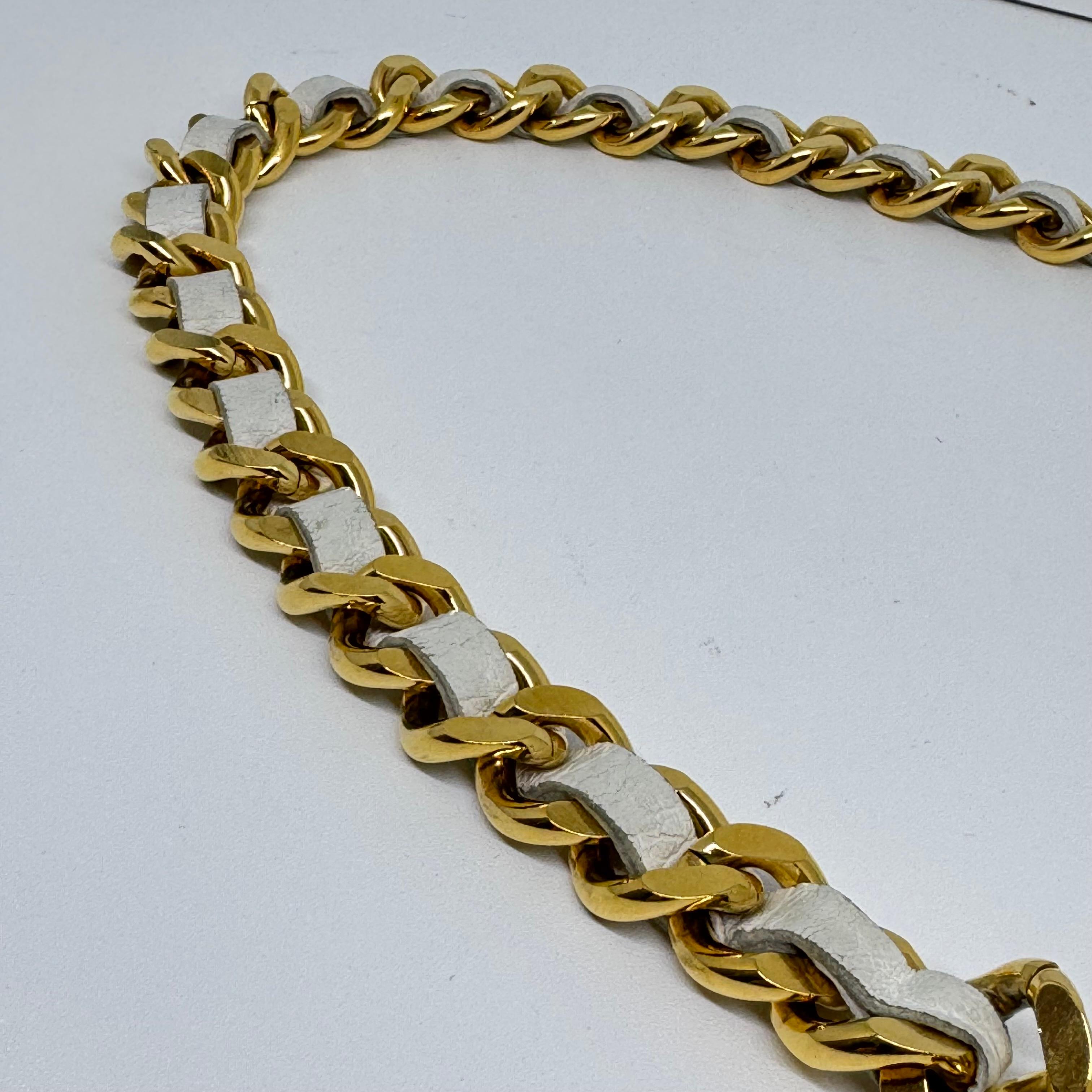 Vintage 1995 Chanel Cinturón entrelazado de cuero blanco Medallón de cadena gruesa en venta 3