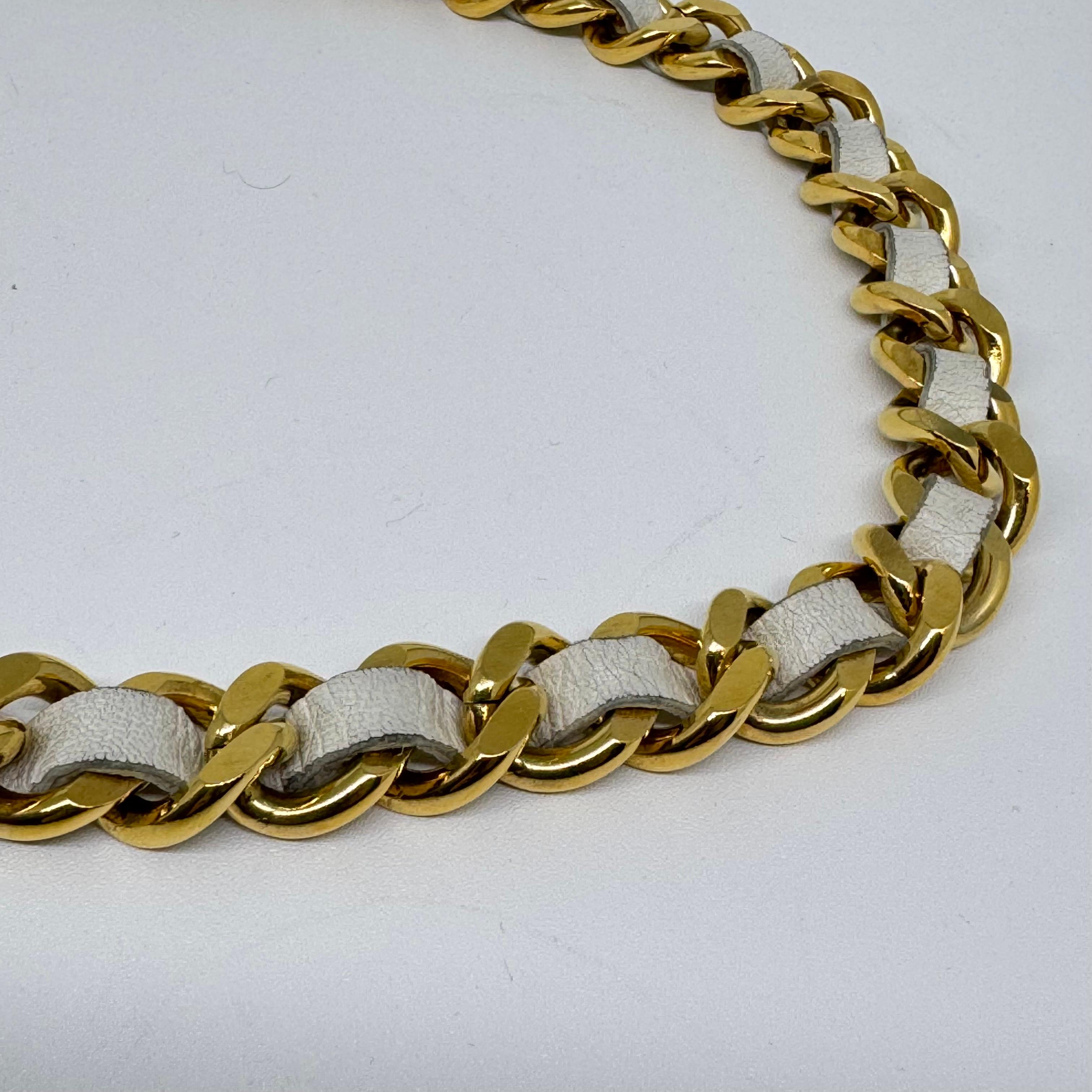 Vintage 1995 Chanel Cinturón entrelazado de cuero blanco Medallón de cadena gruesa en venta 4
