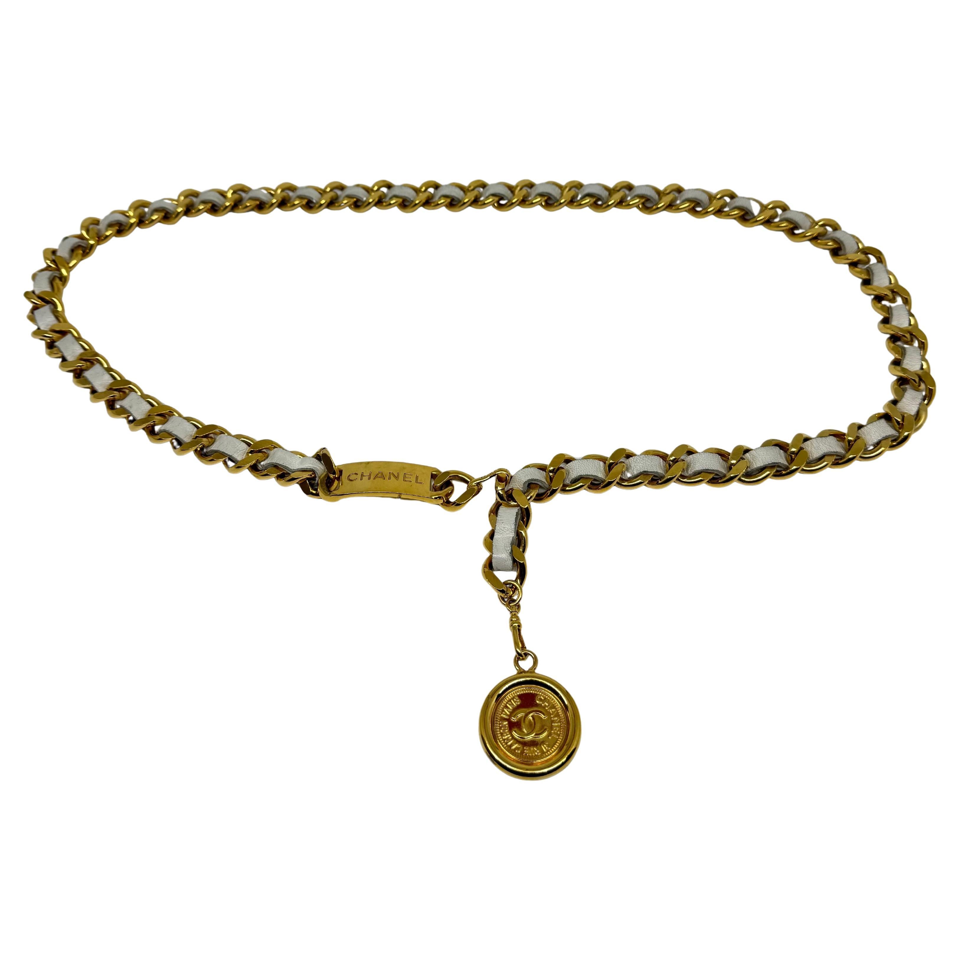 Vintage 1995 Chanel Cinturón entrelazado de cuero blanco Medallón de cadena gruesa en venta