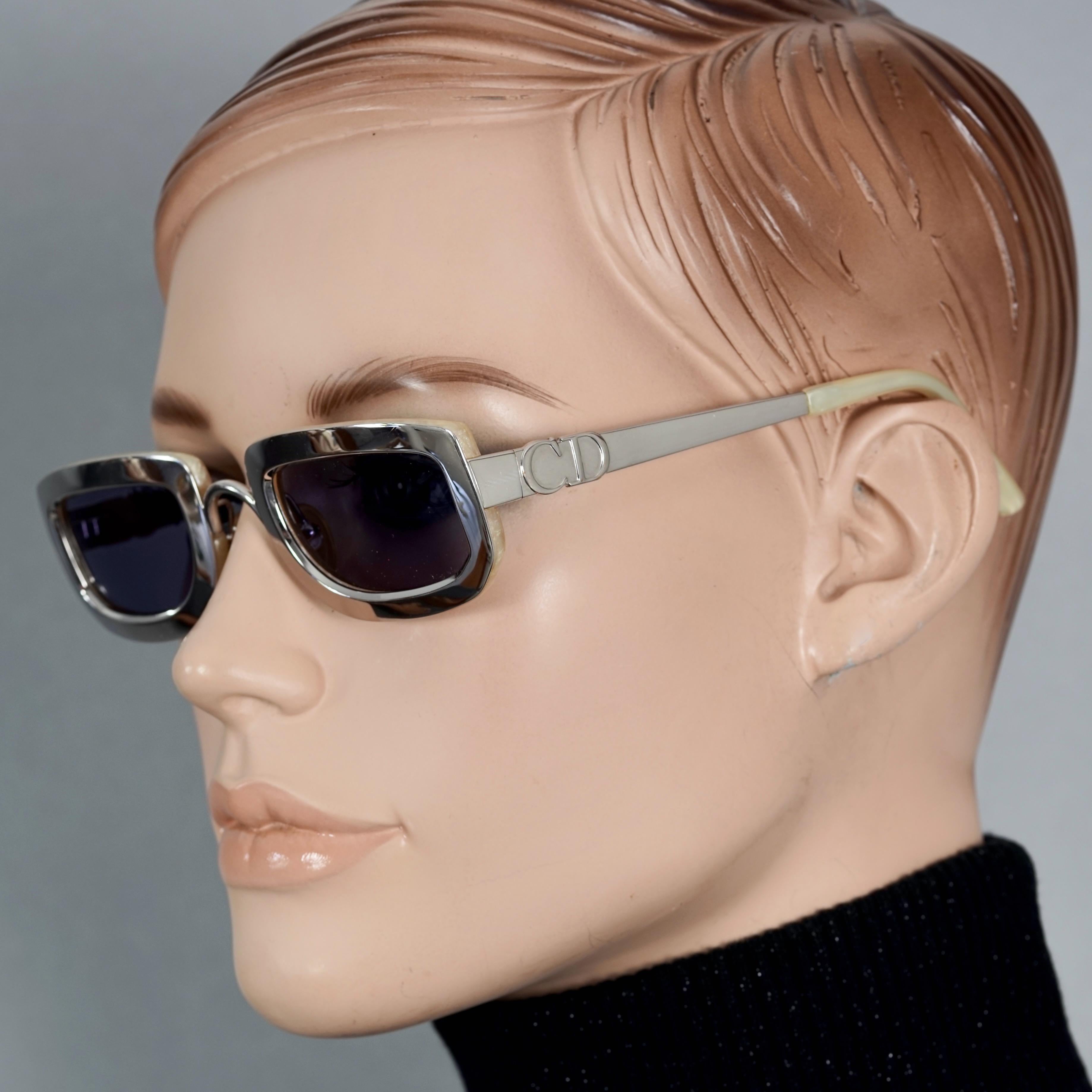 Vintage 1995 CHRISTIAN DIOR Silver Chrome Futuristic Sunglasses In Excellent Condition For Sale In Kingersheim, Alsace