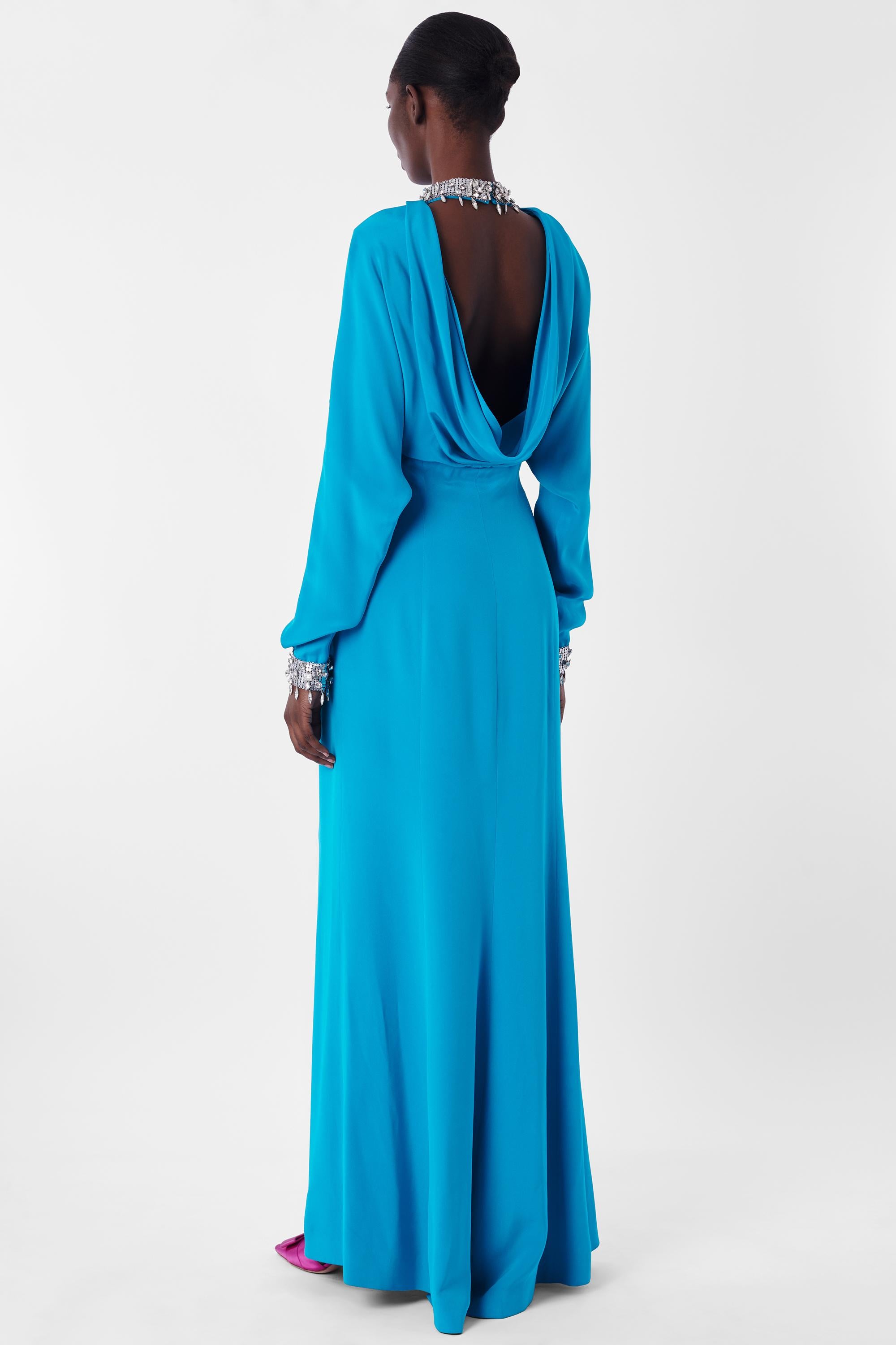 Robe bleue de Thierry Mugler 1995 Couture. Elle est dotée d'un col et de poignets en argent diamanté, d'une encolure en trou de serrure, de manches longues et d'un dos drapé de longueur maxi avec une fente sur le devant et une fermeture à glissière