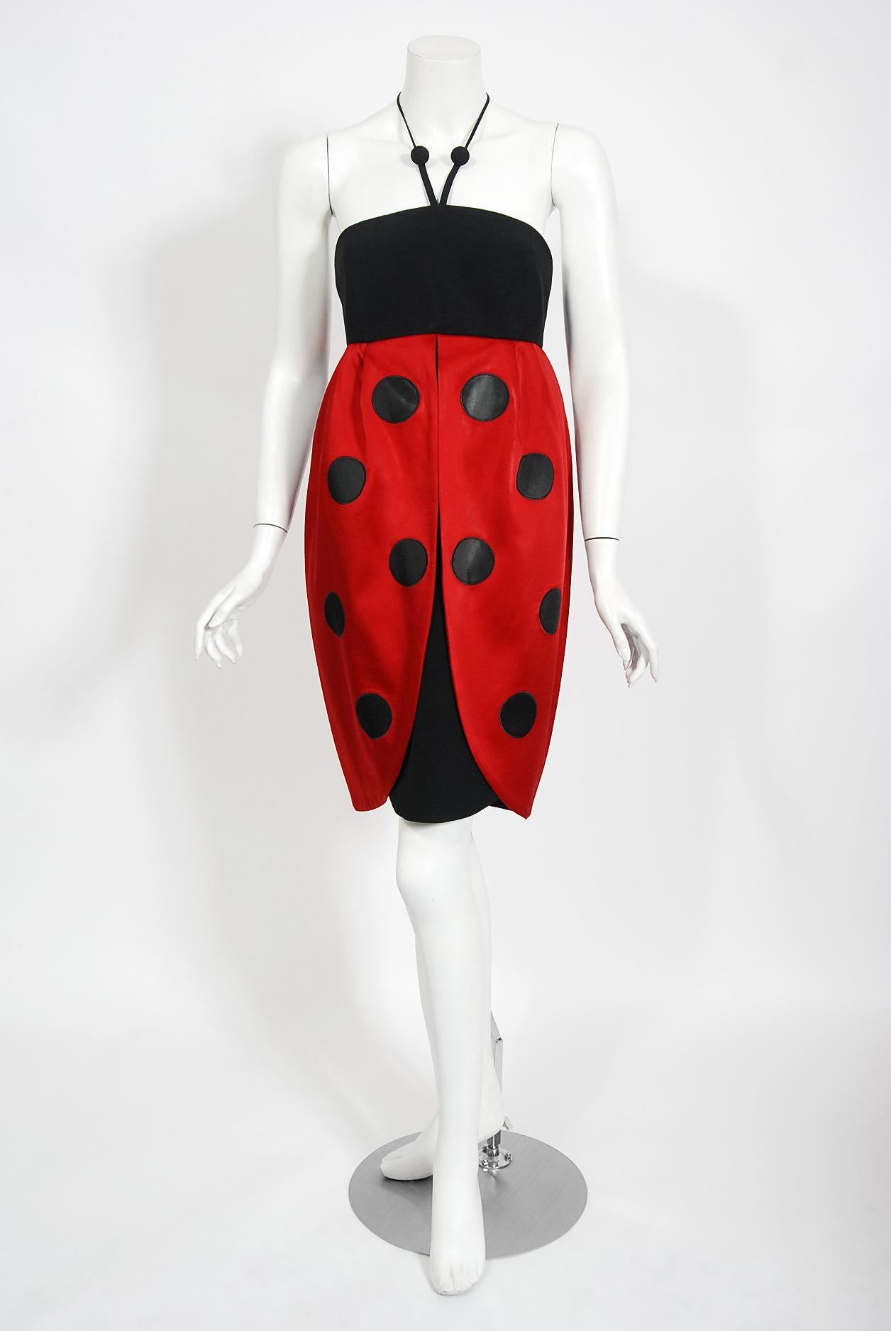Rouge Moschino Couture Robe dos nu « Ladybug » fantaisie vintage en soie noire et rouge, 1995 en vente