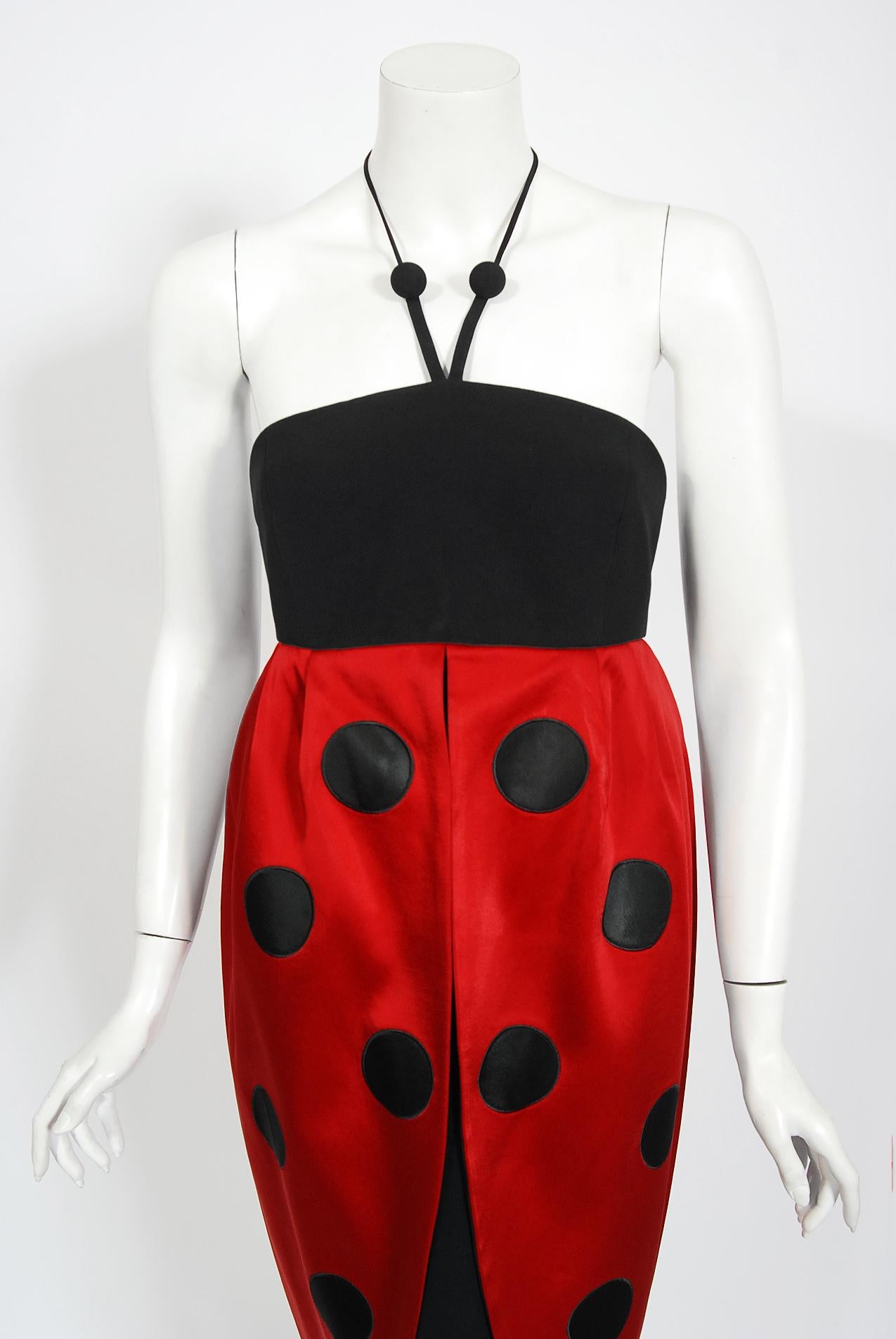 Moschino Couture Robe dos nu « Ladybug » fantaisie vintage en soie noire et rouge, 1995 Bon état - En vente à Beverly Hills, CA