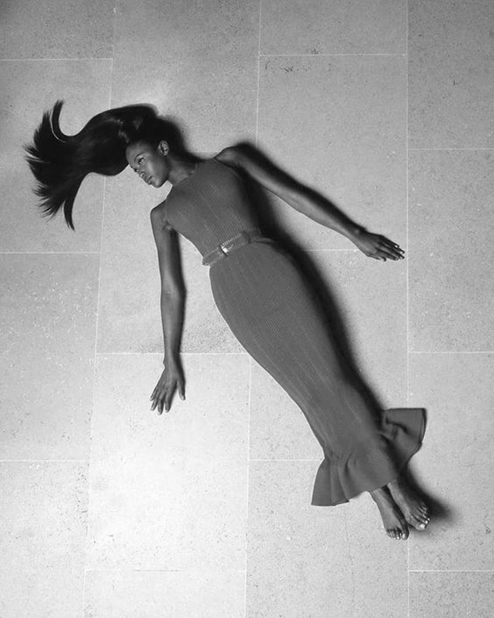 Azzedine Alaia documentée rare robe moulante chair à illusion de transparence en maille, 1996 en vente 8