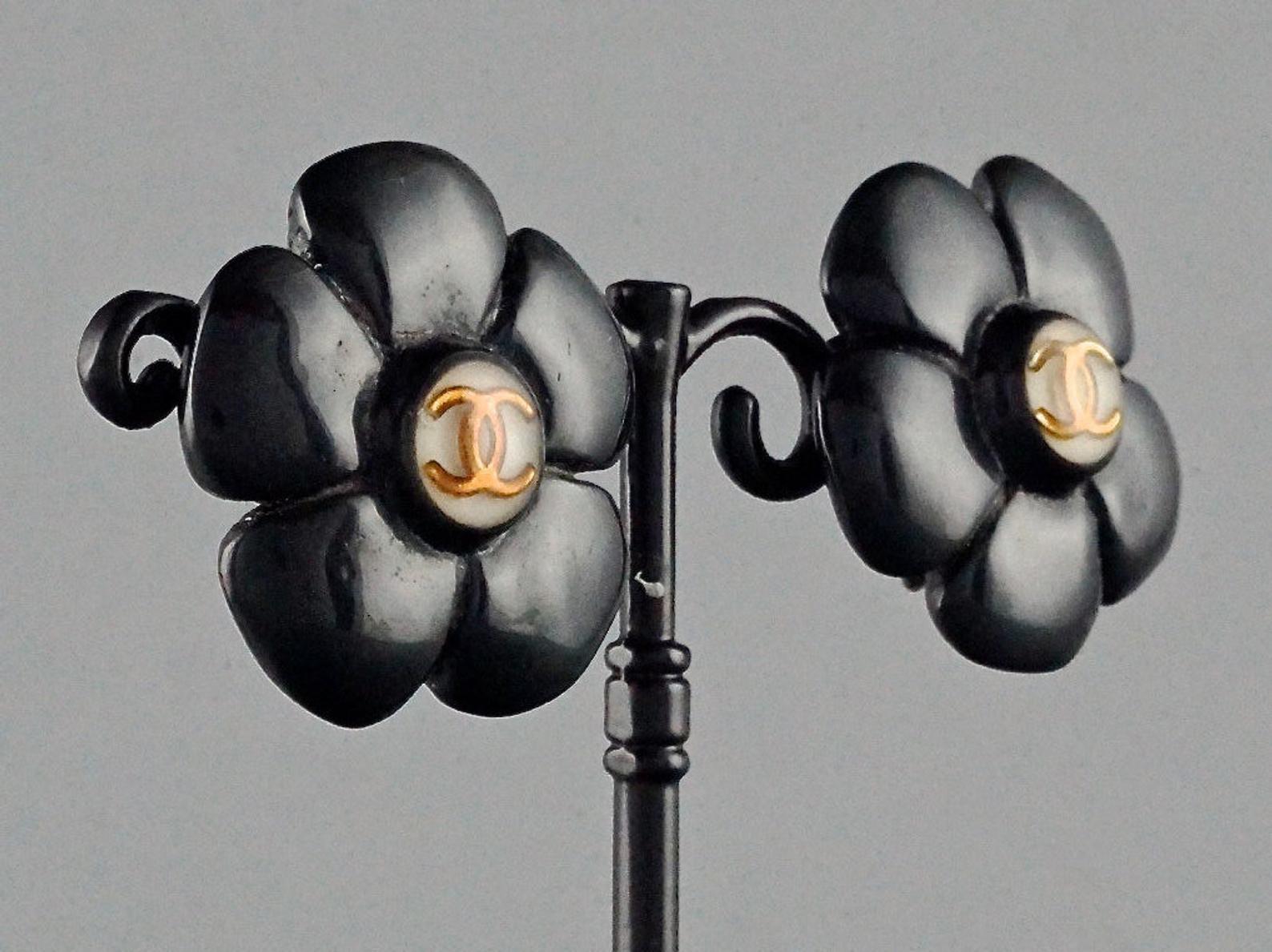 Vintage 1996 CHANEL Logo Black Flower Resin Pop Earrings In Good Condition For Sale In Kingersheim, Alsace