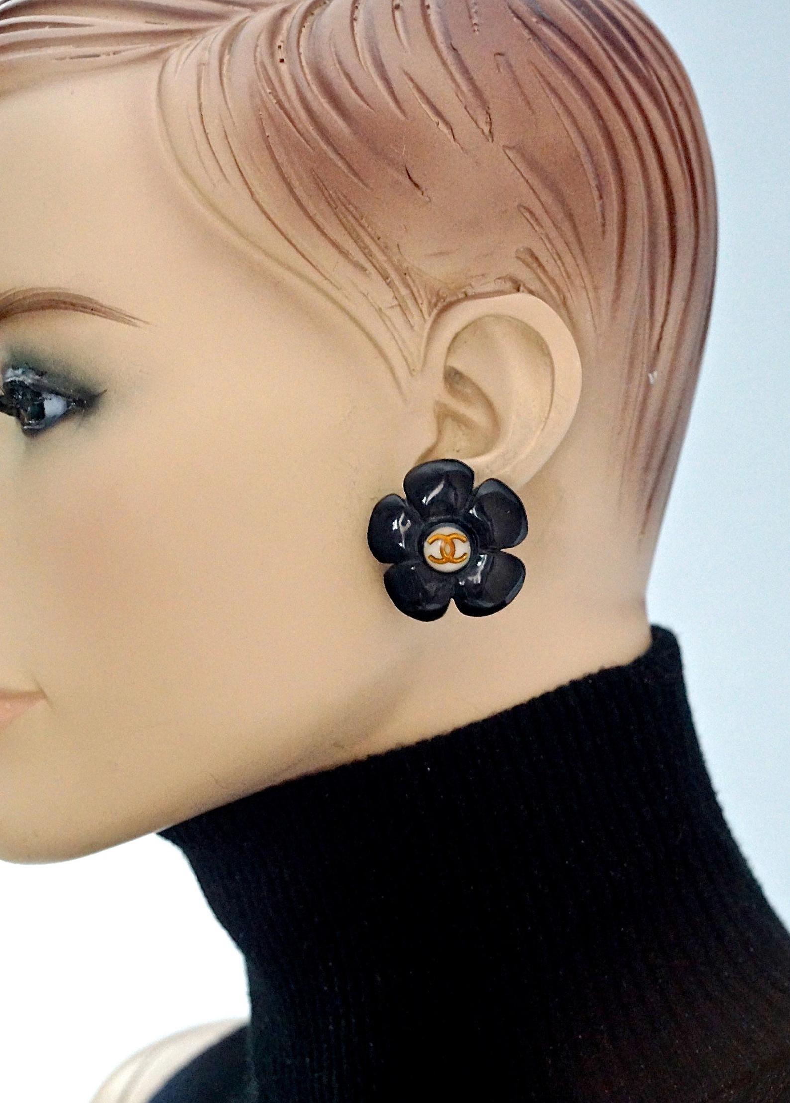 Women's Vintage 1996 CHANEL Logo Black Flower Resin Pop Earrings For Sale