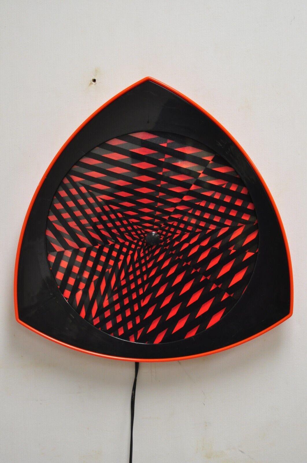 Vintage 1996 Kaninchen Tanaka Lumaseries CyberSpace Red Kinetic Wall Art Sculpture. Der Artikel hat eine einzigartige rotierende Form mit wechselnden optischen geometrischen psychedelischen Mustern, Originalstempel, sehr schöner Vintage-Artikel.