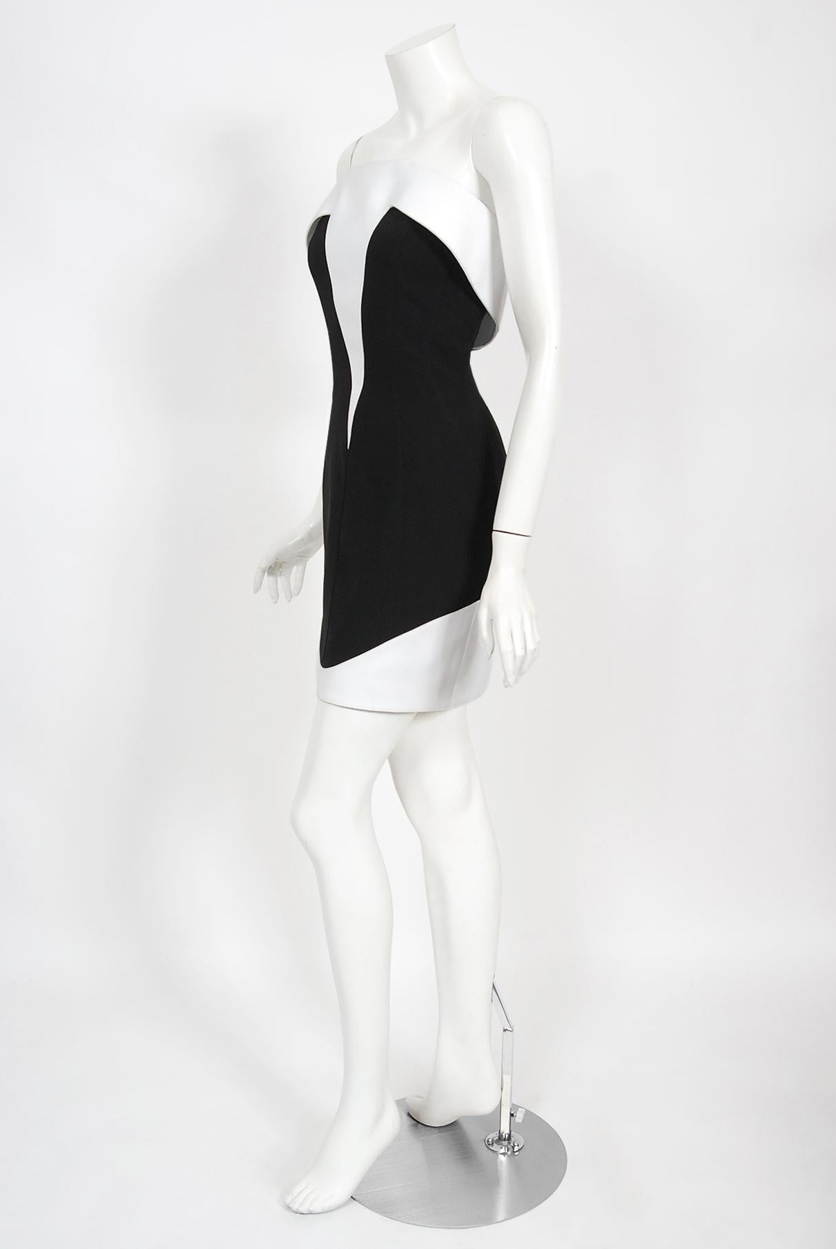 Thierry Mugler Couture - Mini robe bustier futuriste noire et blanche, d'archives, 1996 Bon état - En vente à Beverly Hills, CA