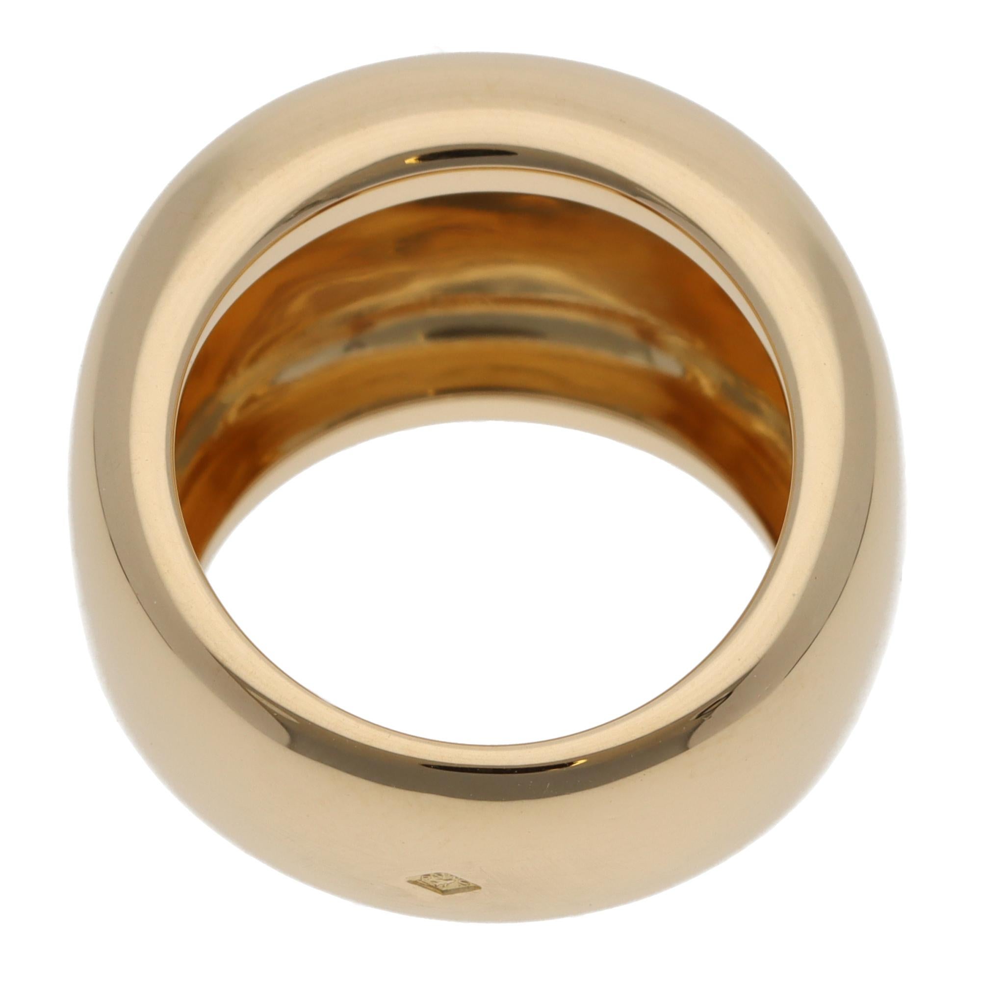 Eine schöne Vintage Cartier Nouvelle Vague Ring in 18k Gelbgold aus dem Jahr 1997 gesetzt.

Dieses Stück aus der auslaufenden Kollektion von Cartier besteht aus einem schlichten, gewölbten Design, das aus massivem 18-karätigem Gelbgold gefertigt
