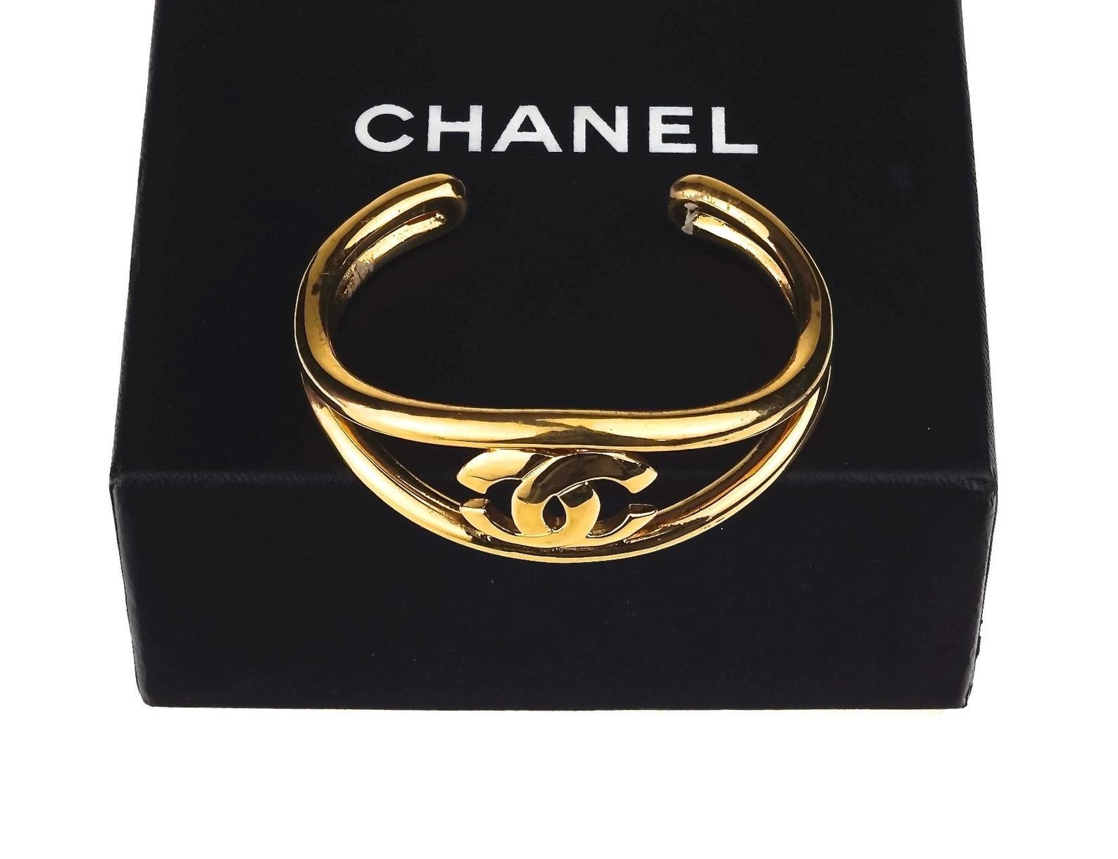 Vintage 1997 CHANEL CC Logo Cuff Bracelet

Measurements:
Height: 1.02 inches (2.6 cm)
Inner Circumference: 6.50 inches (16.5 cm)

Features:
- 100% Authentic CHANEL.
- Openwork CC logo at the centre.
- Signed CHANEL 97 CC P Made in France.
- Gold