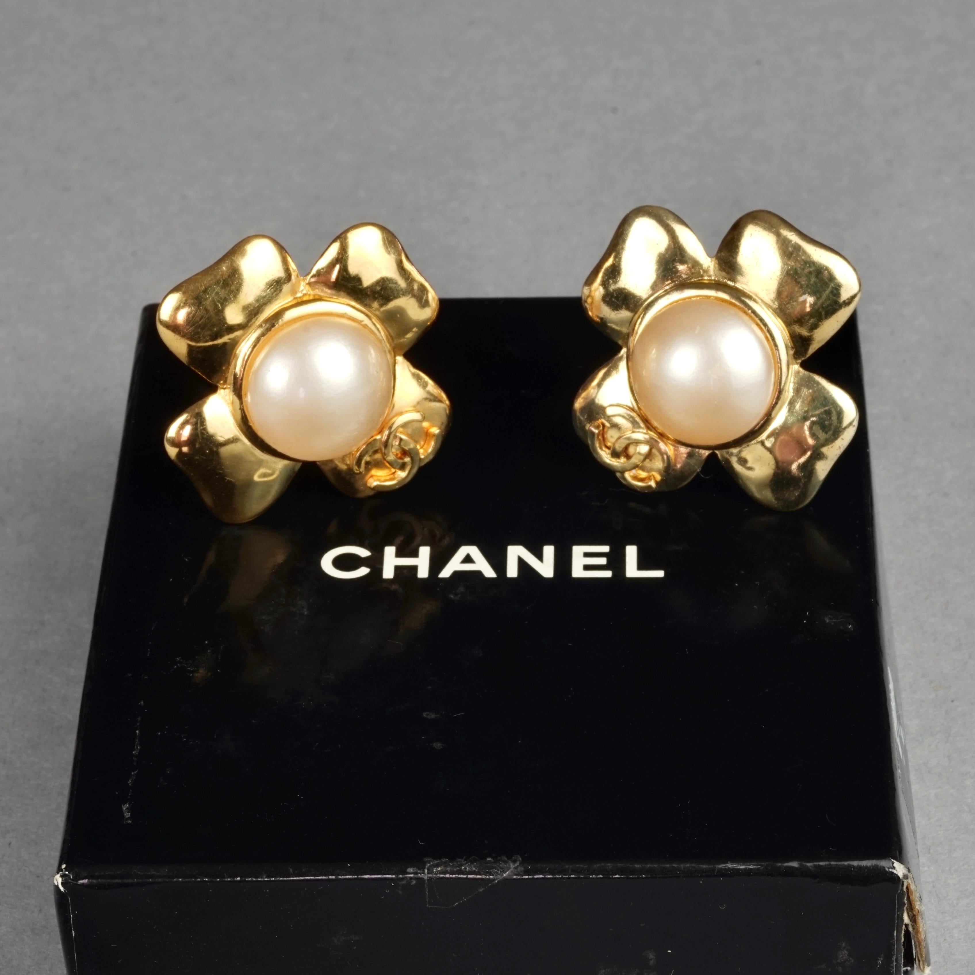 Vintage 1997 CHANEL Logo Cross Pearl Earrings In Good Condition For Sale In Kingersheim, Alsace