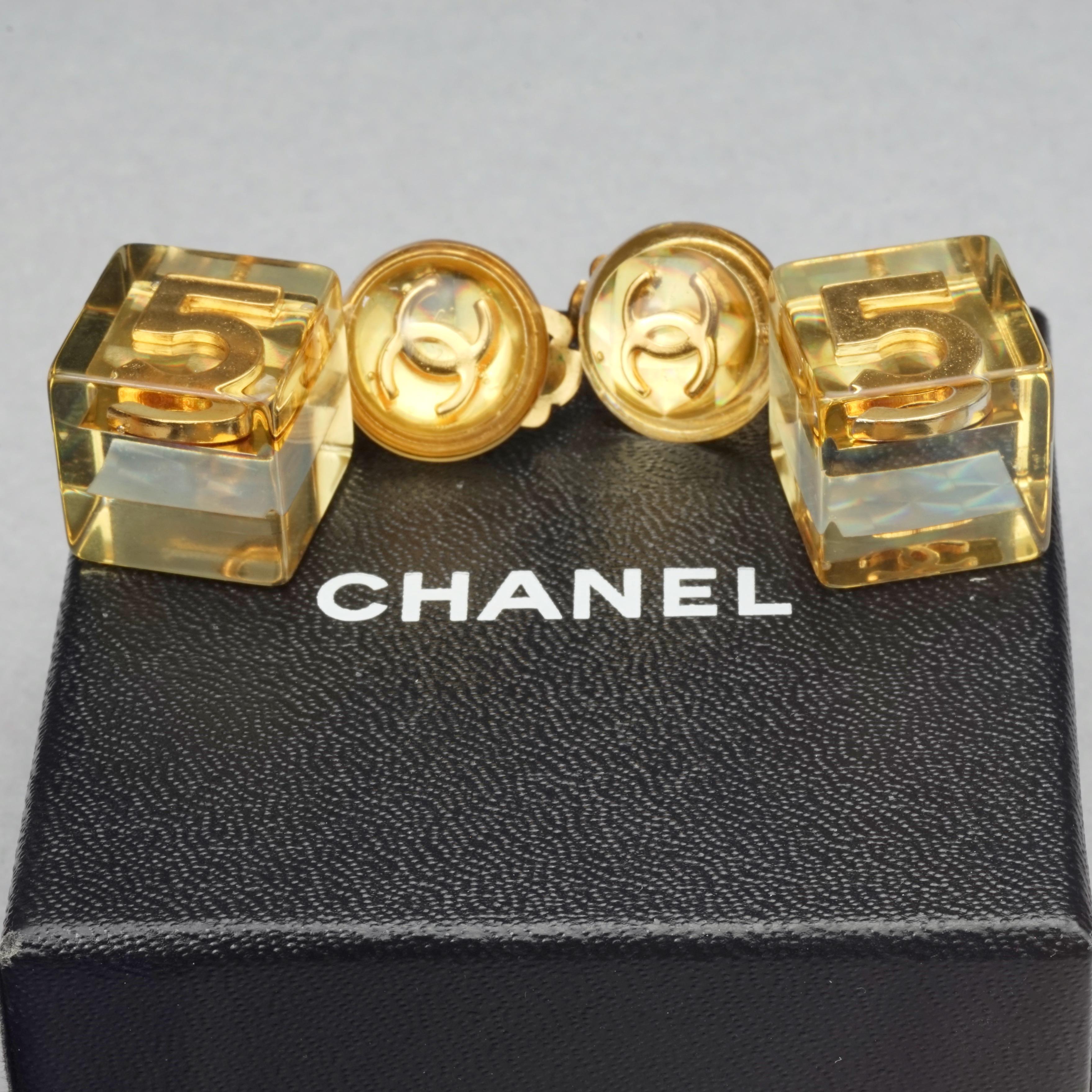 Vintage 1997 CHANEL NO.5 Logo Cube Lucite Lucite Earrings In Excellent Condition In Kingersheim, Alsace