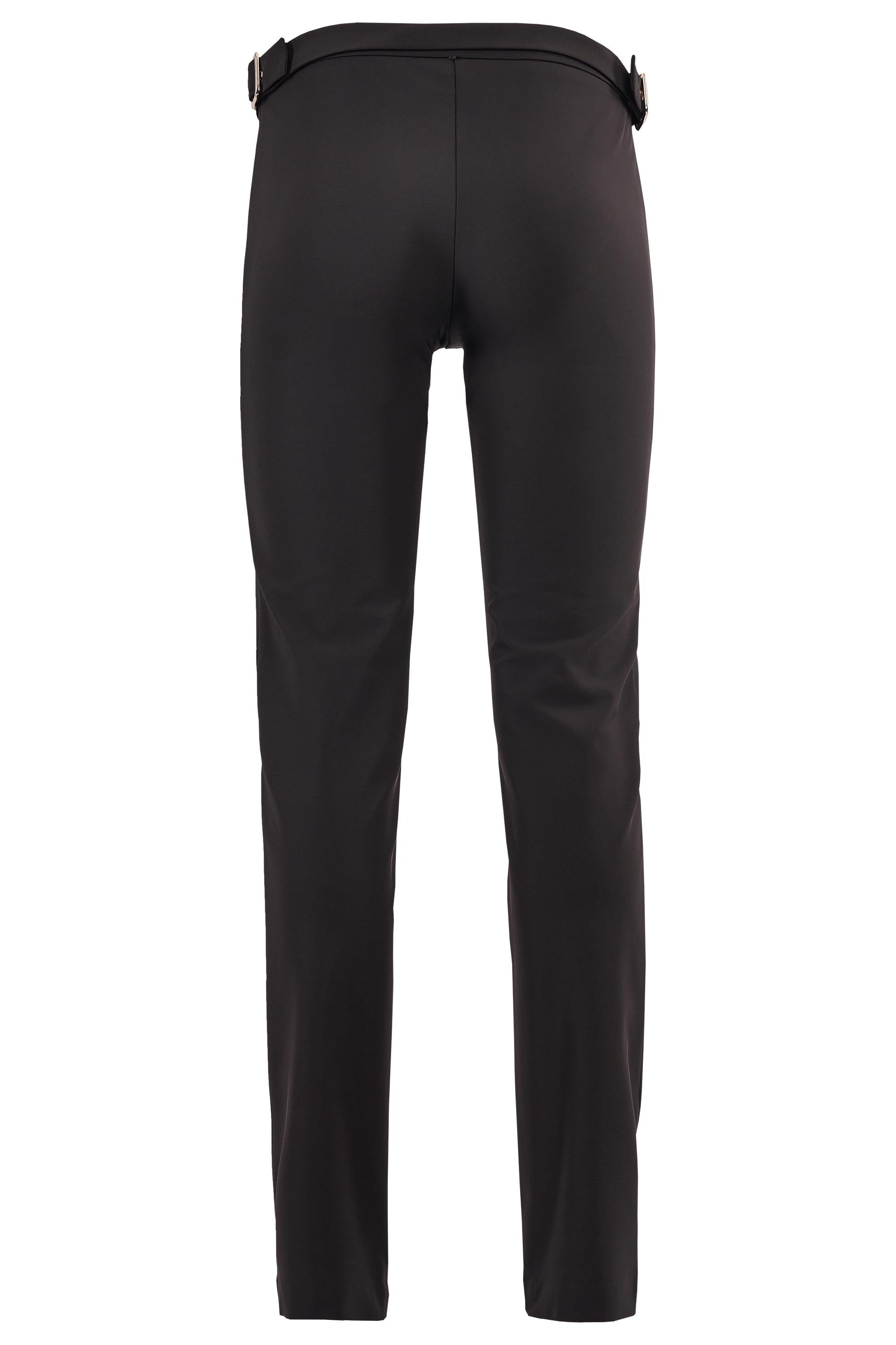Pantaloni vintage Gucci by Tom Ford del 1997. Tagliati in un tessuto nero strutturato, presentano una silhouette sottile e allungante con vita media. Le discrete fibbie laterali aggiungono un raffinato tocco utilitaristico. Si chiude con una zip