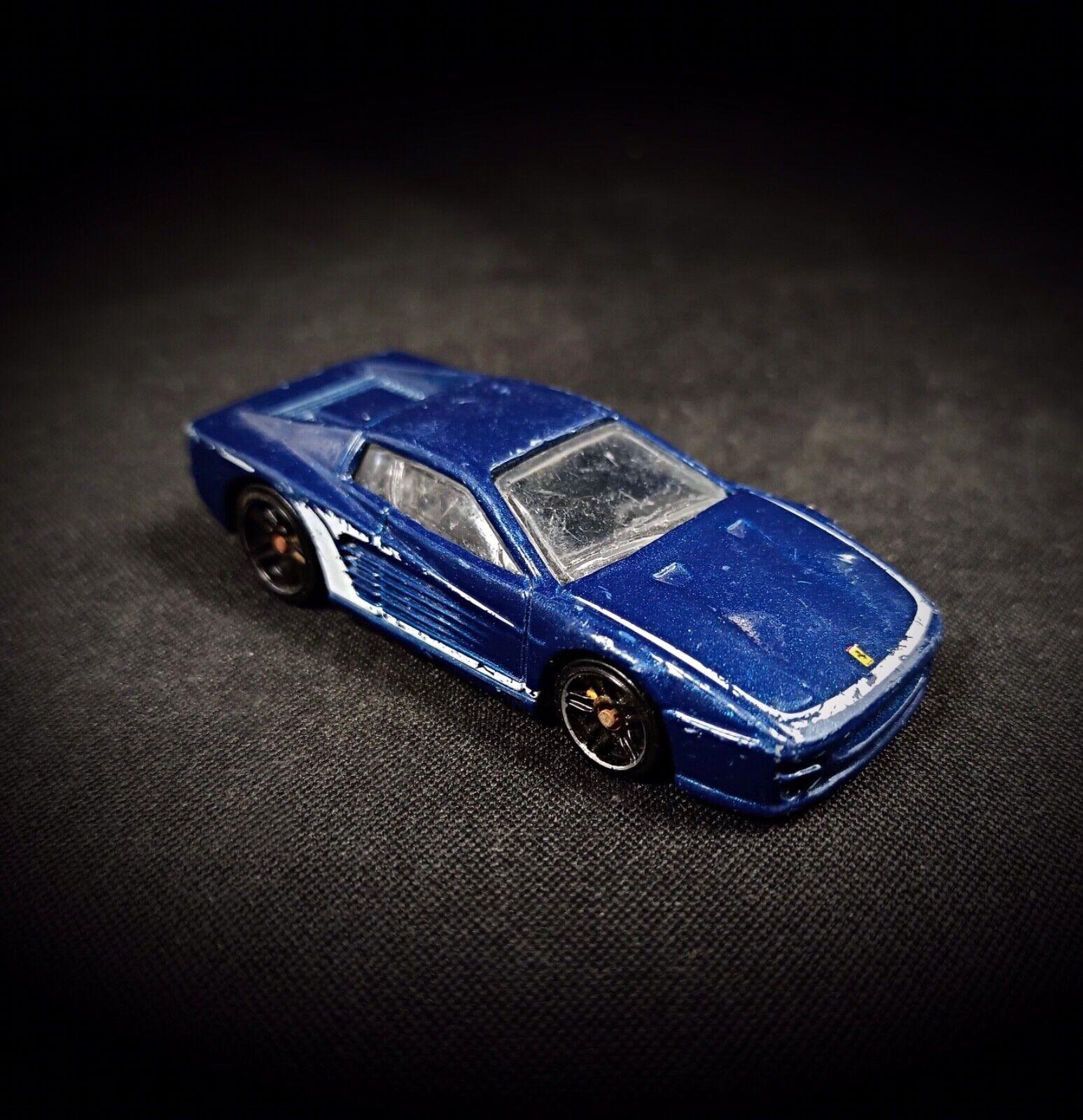 Una pieza de coleccionista para los entusiastas de los coches, este modelo Hotwheels vintage del Ferrari F512m, producido por Mattel en 1997, es imprescindible para los fans de los coches deportivos icónicos y los modelos de fundición a