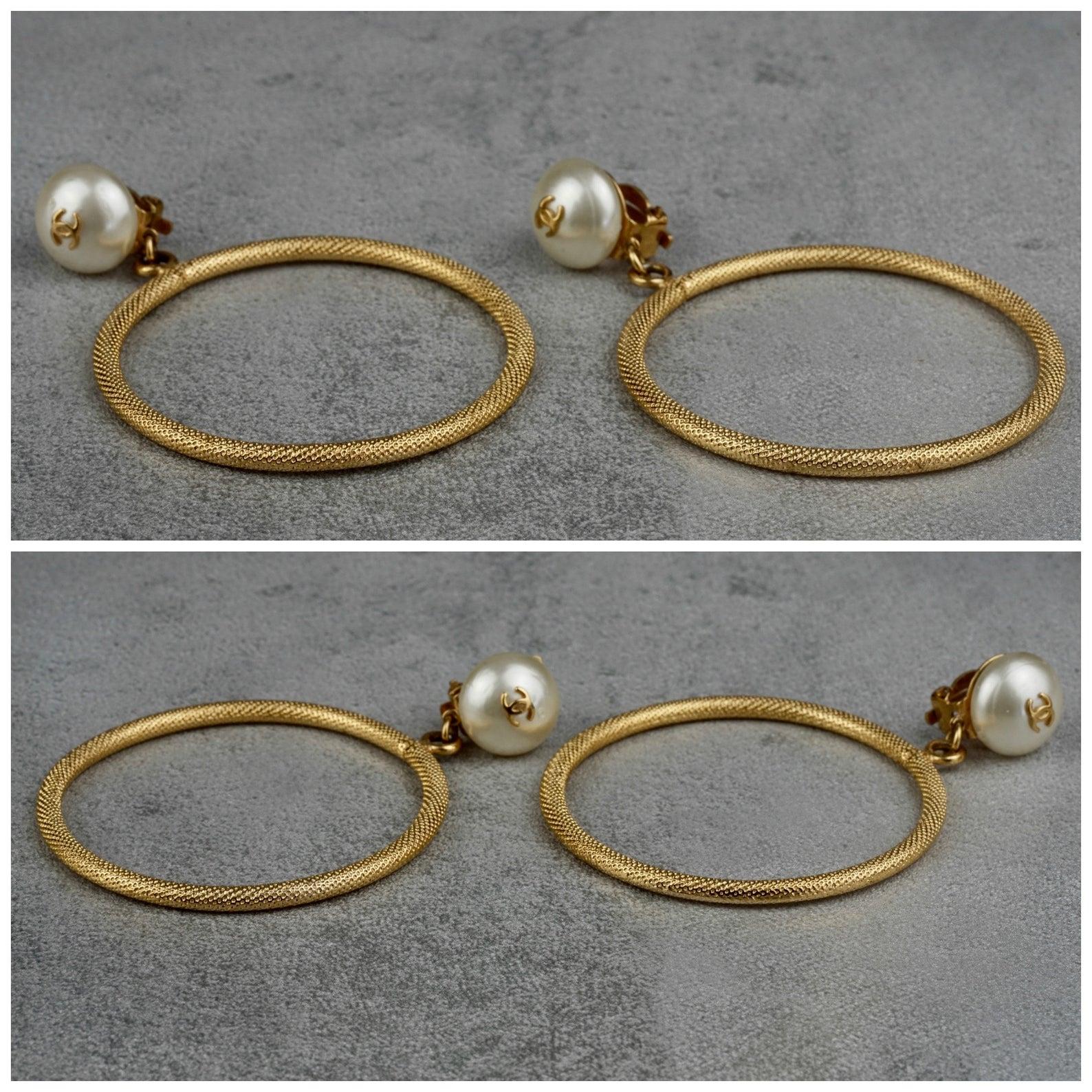 Vintage 1997 Jumbo CHANEL Logo Pearl Hoop Earrings

Measurements:
Height: 2.95 inches (7.5 cm)
Diameter: 2 inches (5.2 cm)
Weight per Earrings: 12 gram

Features:
- 100% Authentic CHANEL.
- Pearl CC earrings with textured dangling hoops.
- Signed