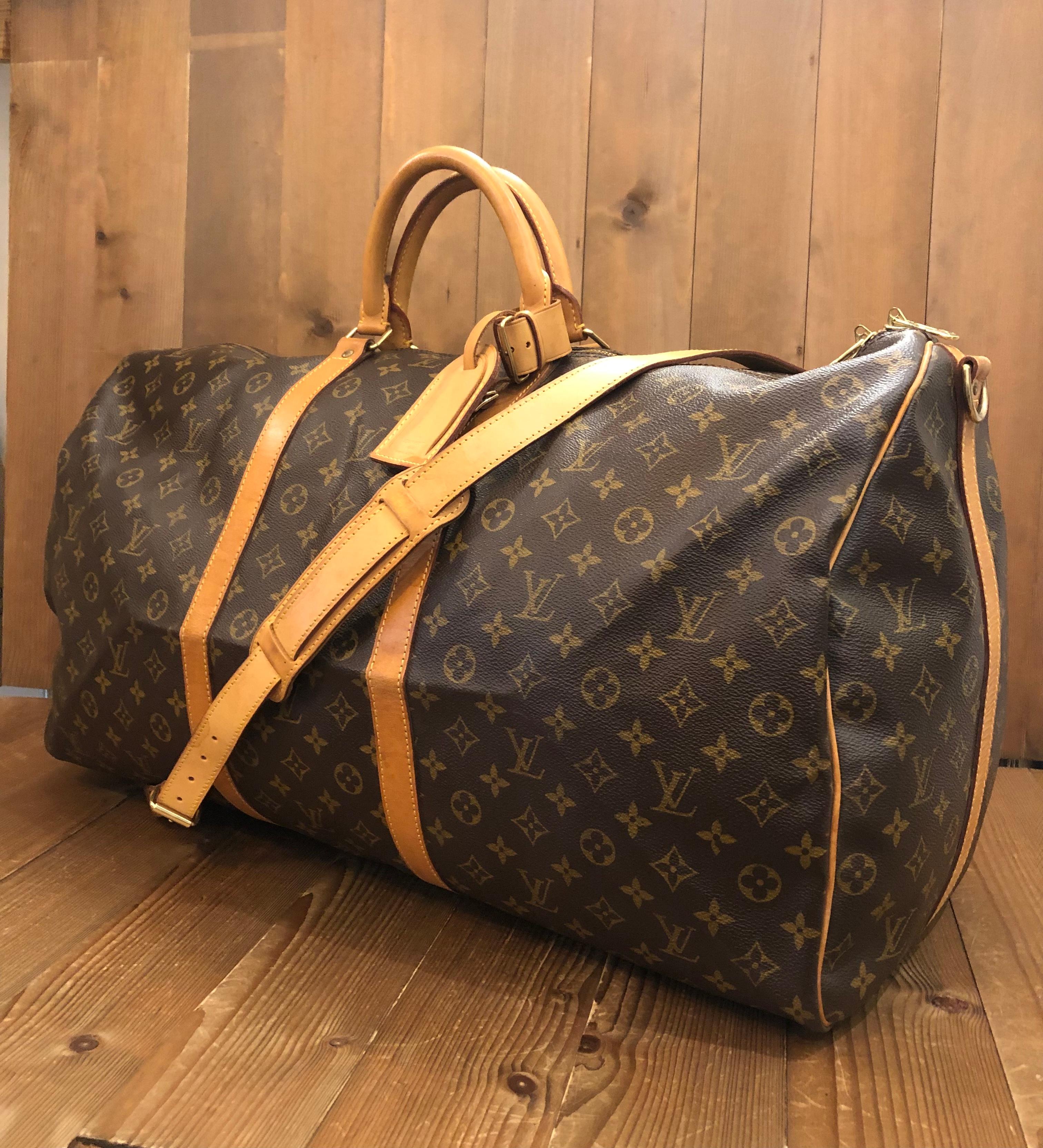 This vintage LOUIS VUITTON is crafted of LV monogram canvas in brown trimmed with cowhide leather. It’s the largest of the Keepall series. This Keepall comes with cowhide leather strap to carry it on the shoulder. Top double zipper opens to a