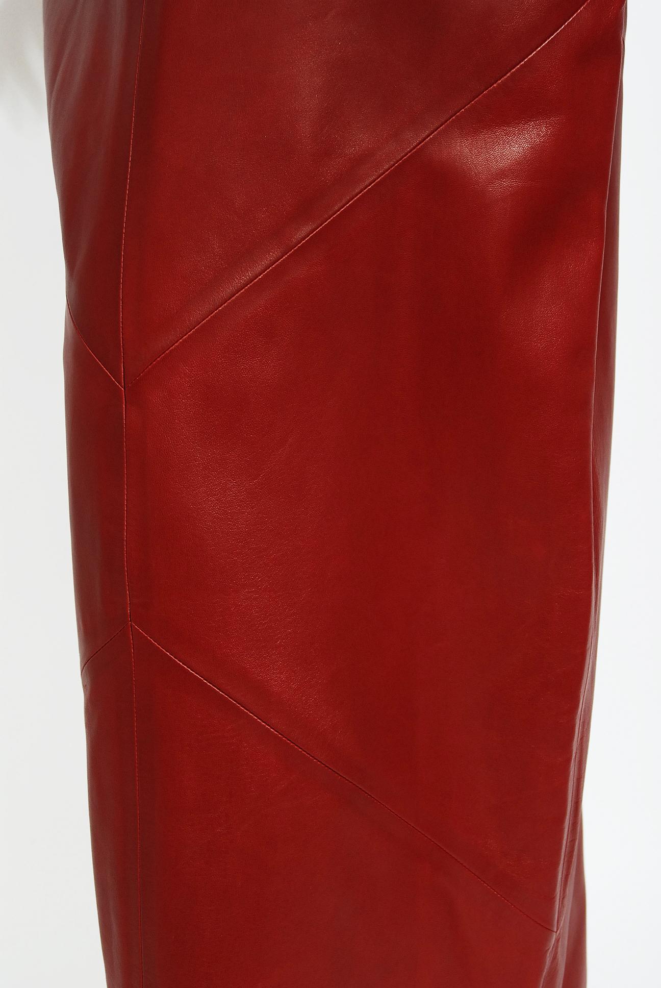 Vintage 1998 Alexander McQueen Para Givenchy Pasarela Vestido de cuero rojo de tiro bajo 2