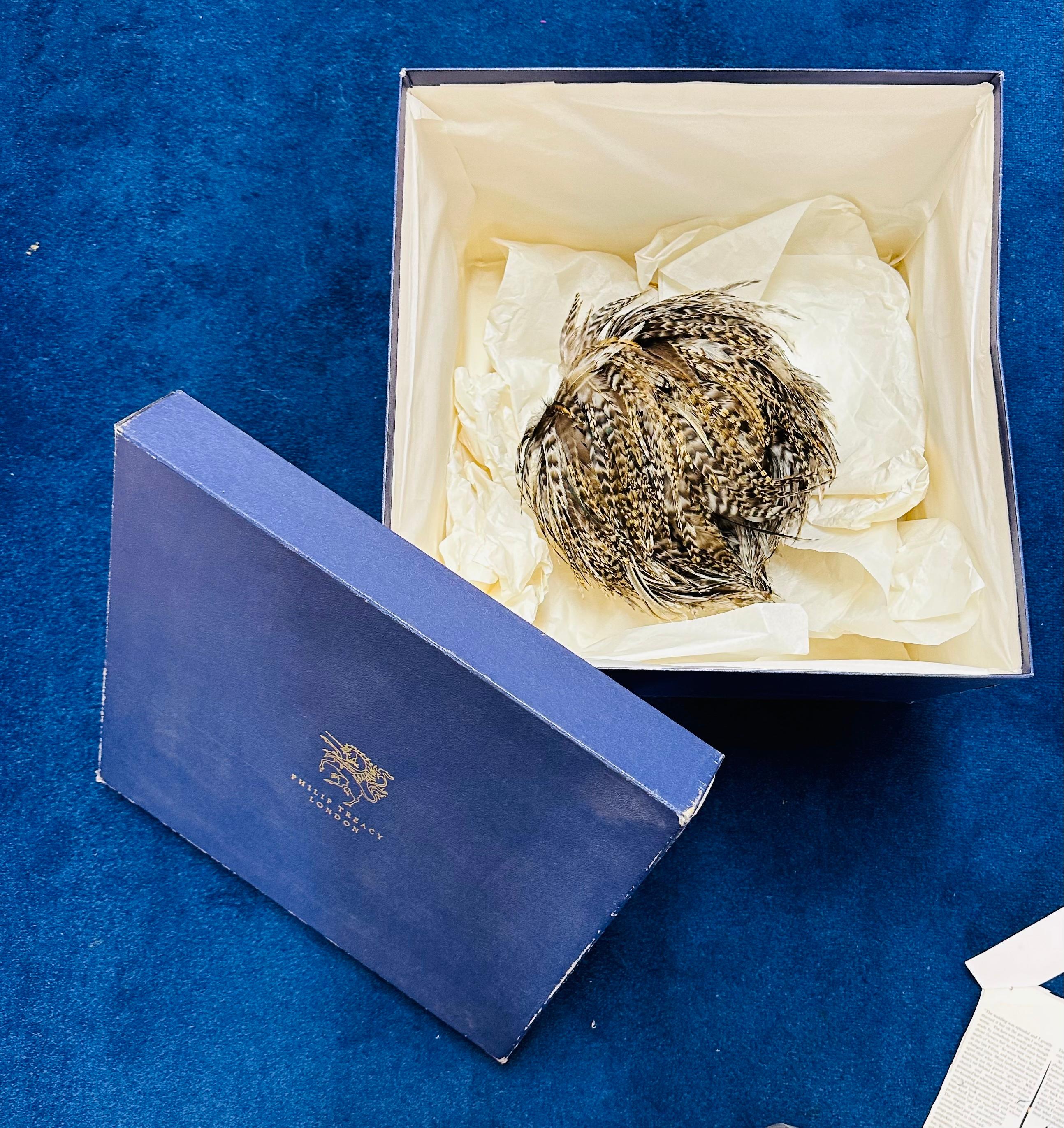 Chapeau Fascinateur vintage Philip Treacy sur mesure non utilisé en plumes de faisan, 1998 en vente 6