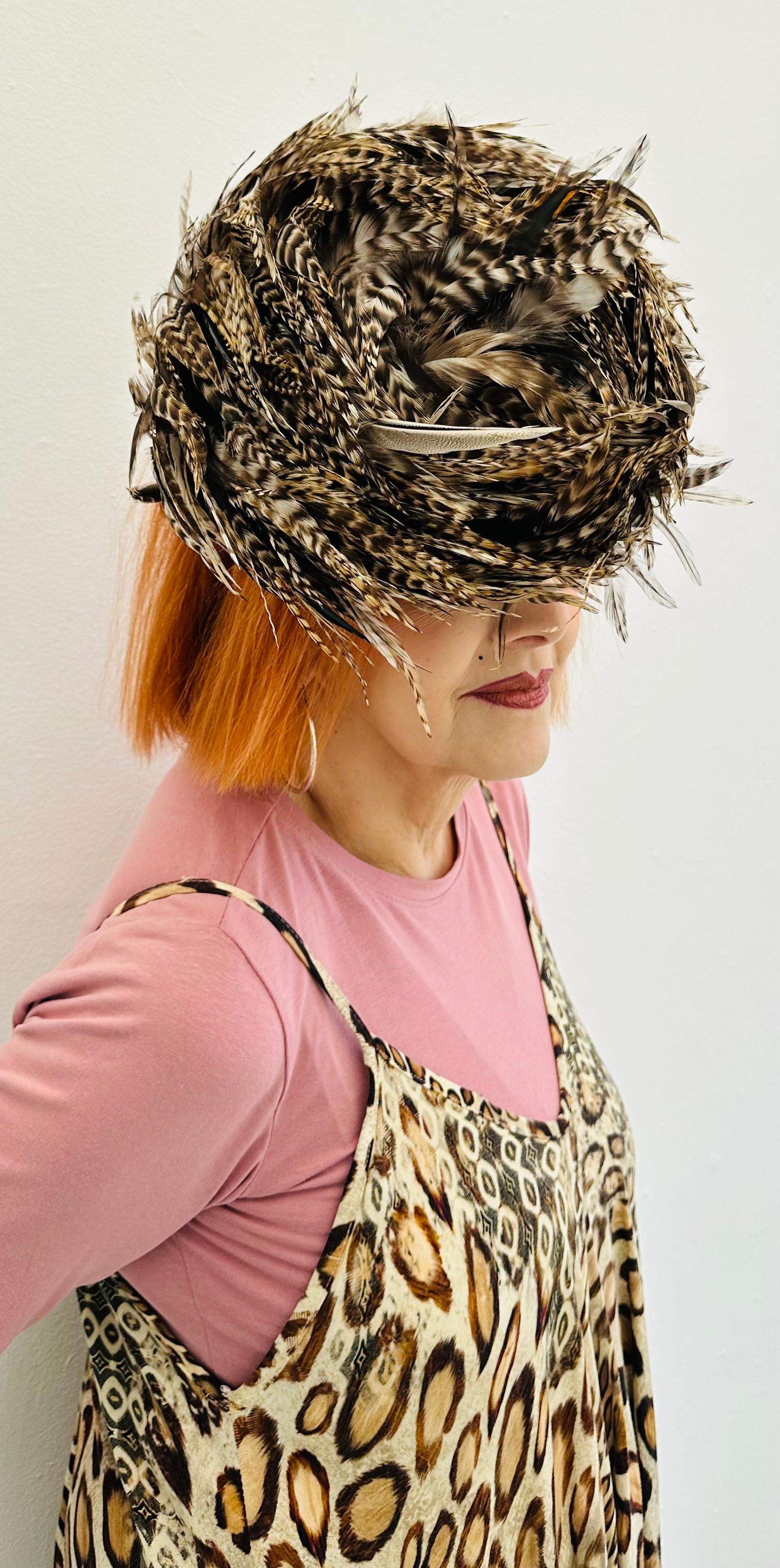 Un superbe fascinateur Philip Treacy sur mesure et jamais porté, dans sa boîte bleue d'origine.  Le reçu original est disponible.  Le chapeau est fixé sur la tête à l'aide de deux clips métalliques et d'une bande élastique qui se placent tous deux à