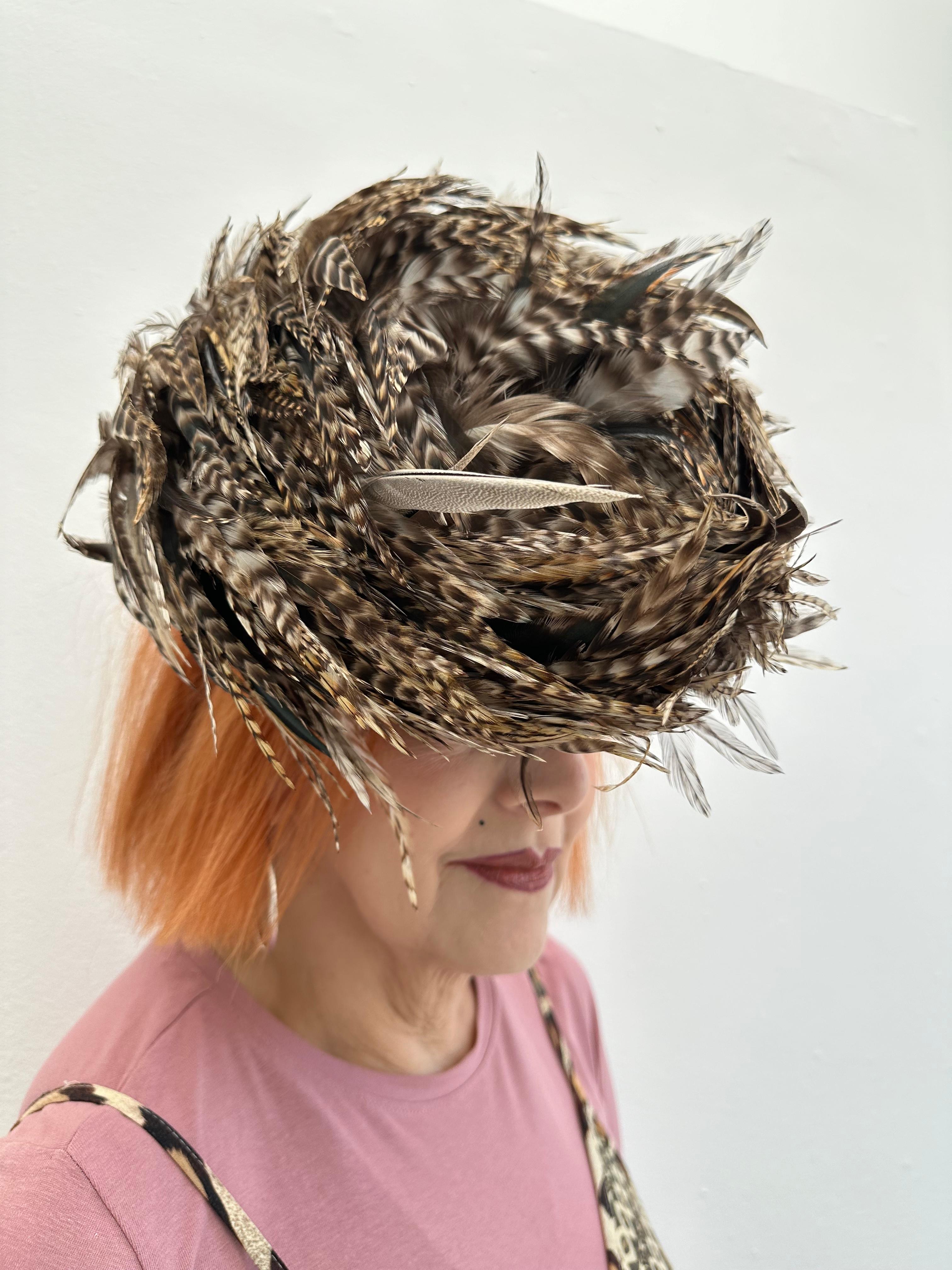 Britannique Chapeau Fascinateur vintage Philip Treacy sur mesure non utilisé en plumes de faisan, 1998 en vente
