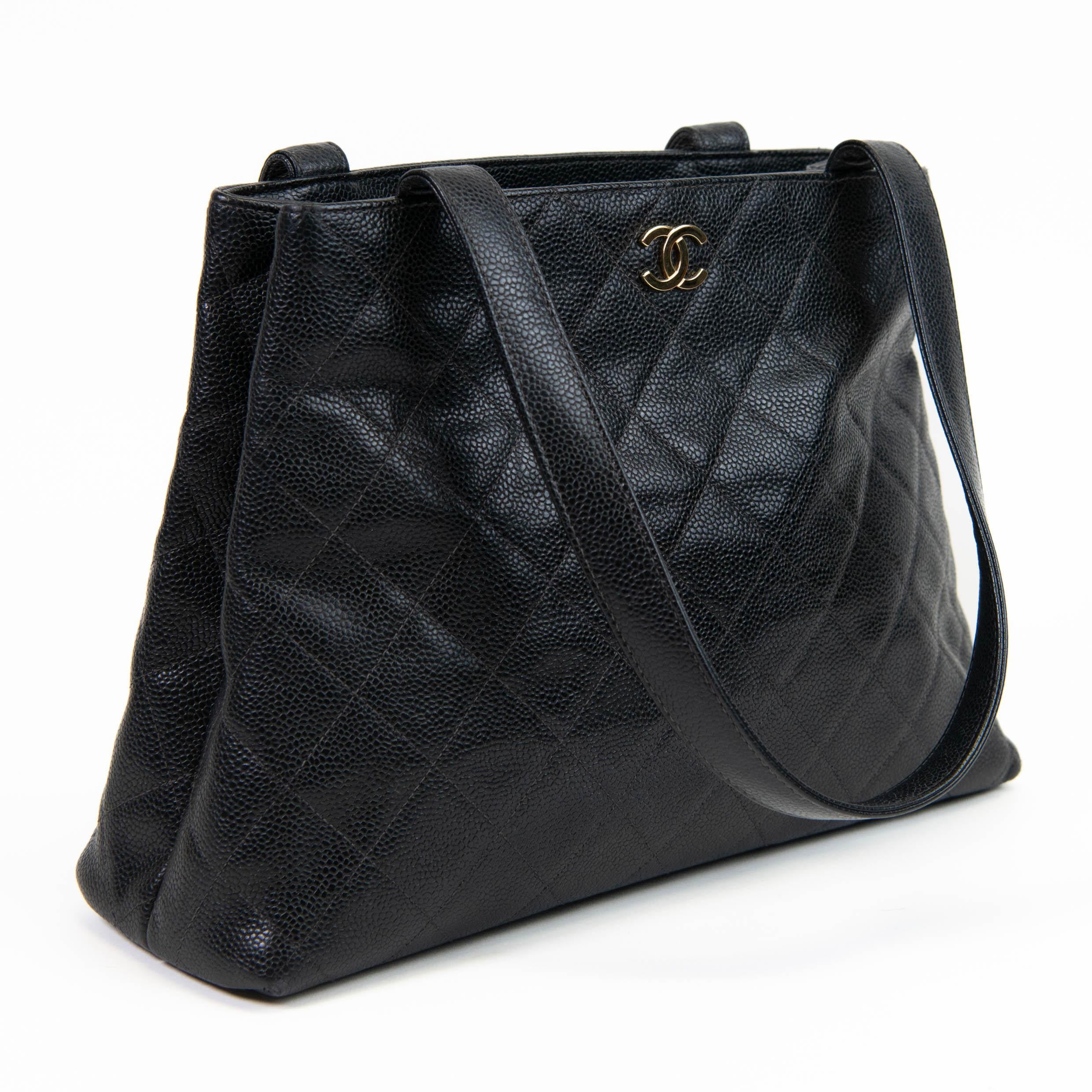 100% auténtico 

 Bolso de hombro clásico e intemporal de Chanel elaborado en piel Caviar negra, con el logotipo 