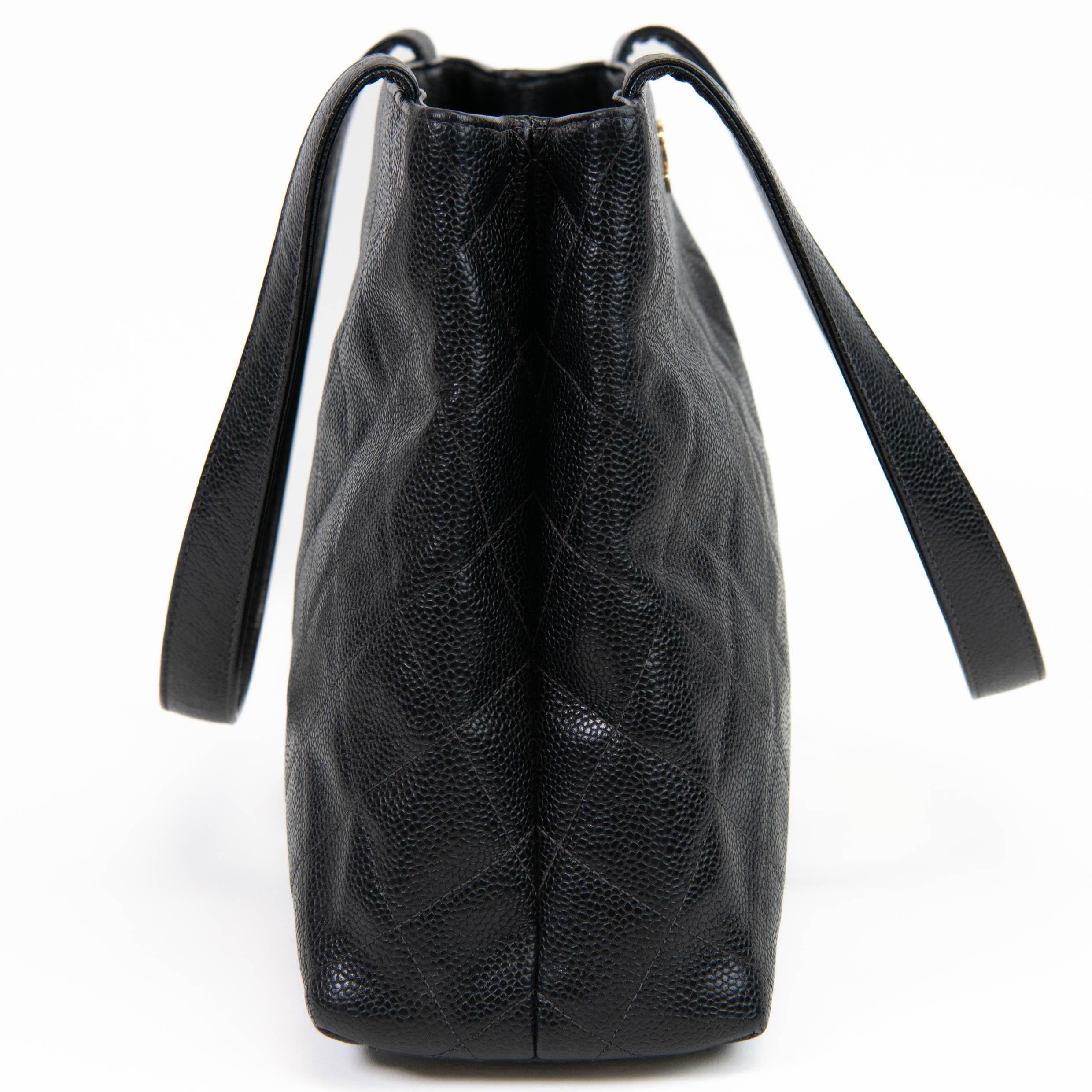 Chanel vintage 1999 Bolso clásico de piel de caviar acolchada negra en Bastante bueno Estado en Corona Del Mar, CA