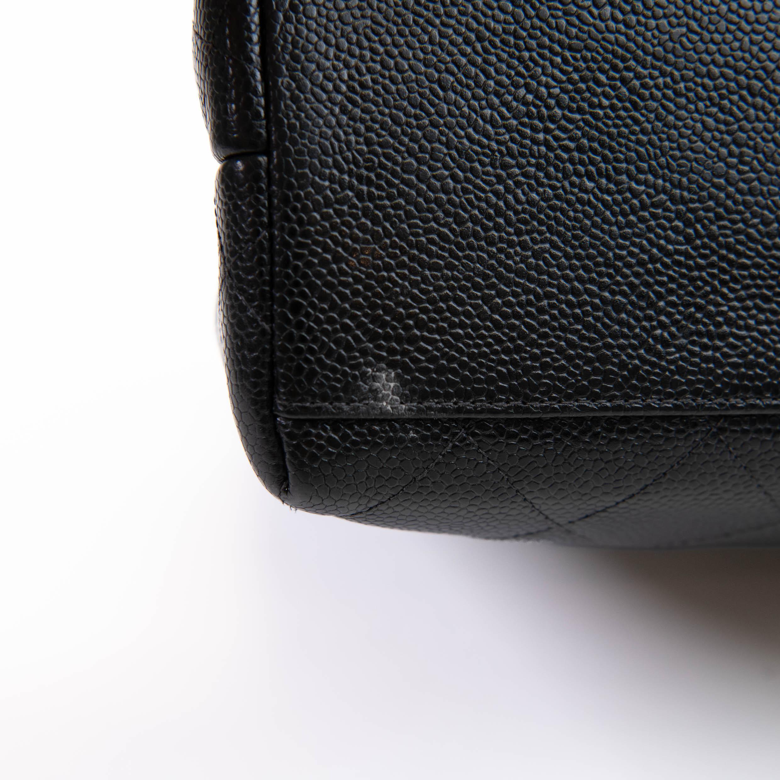 Chanel vintage 1999 Bolso clásico de piel de caviar acolchada negra 3