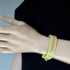 Vintage By 1999 Chanel Logo Verde Fluorescente Arancione Bracciale in Gomma
