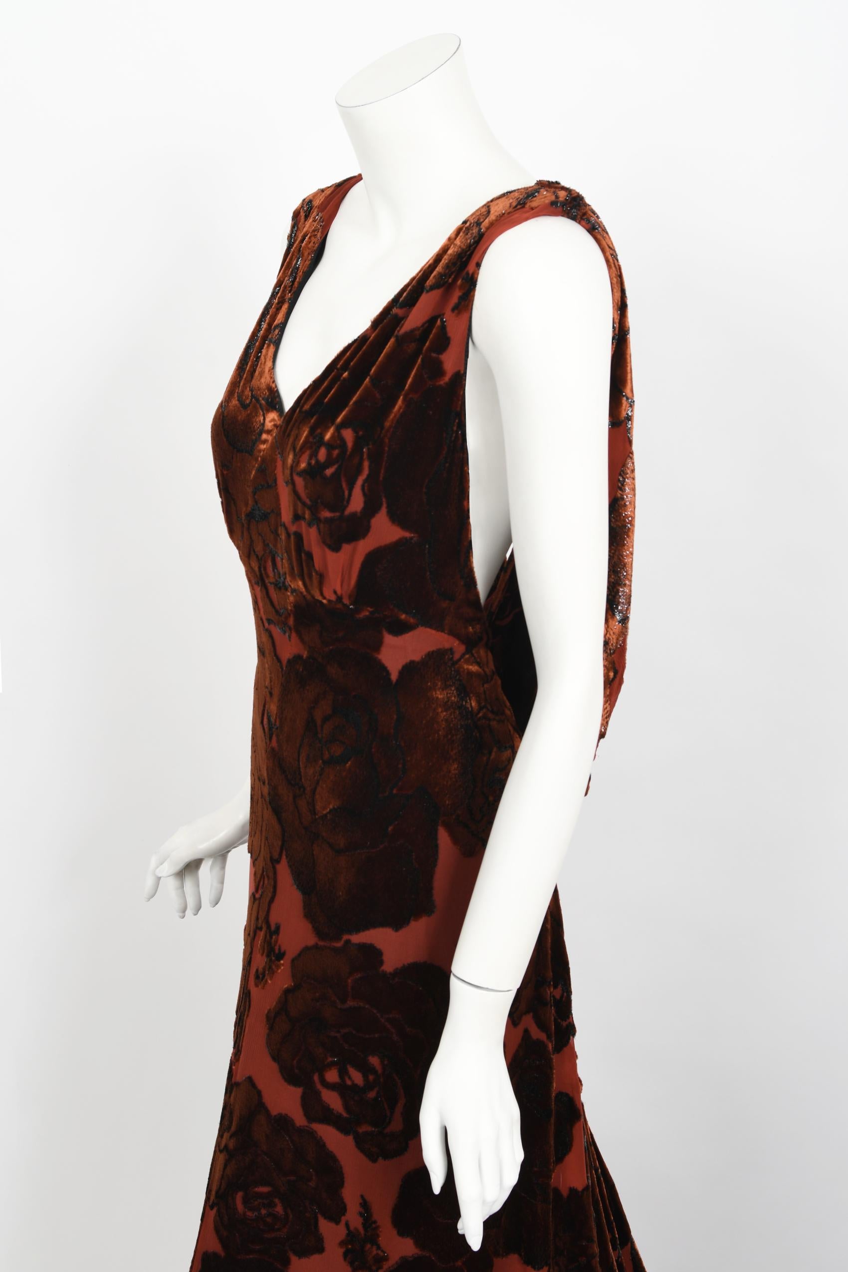 Vintage 1999 Galindo Couture Metallic Bernstein Devoré Samt Bias-Cut Trained Kleid im Zustand „Gut“ in Beverly Hills, CA