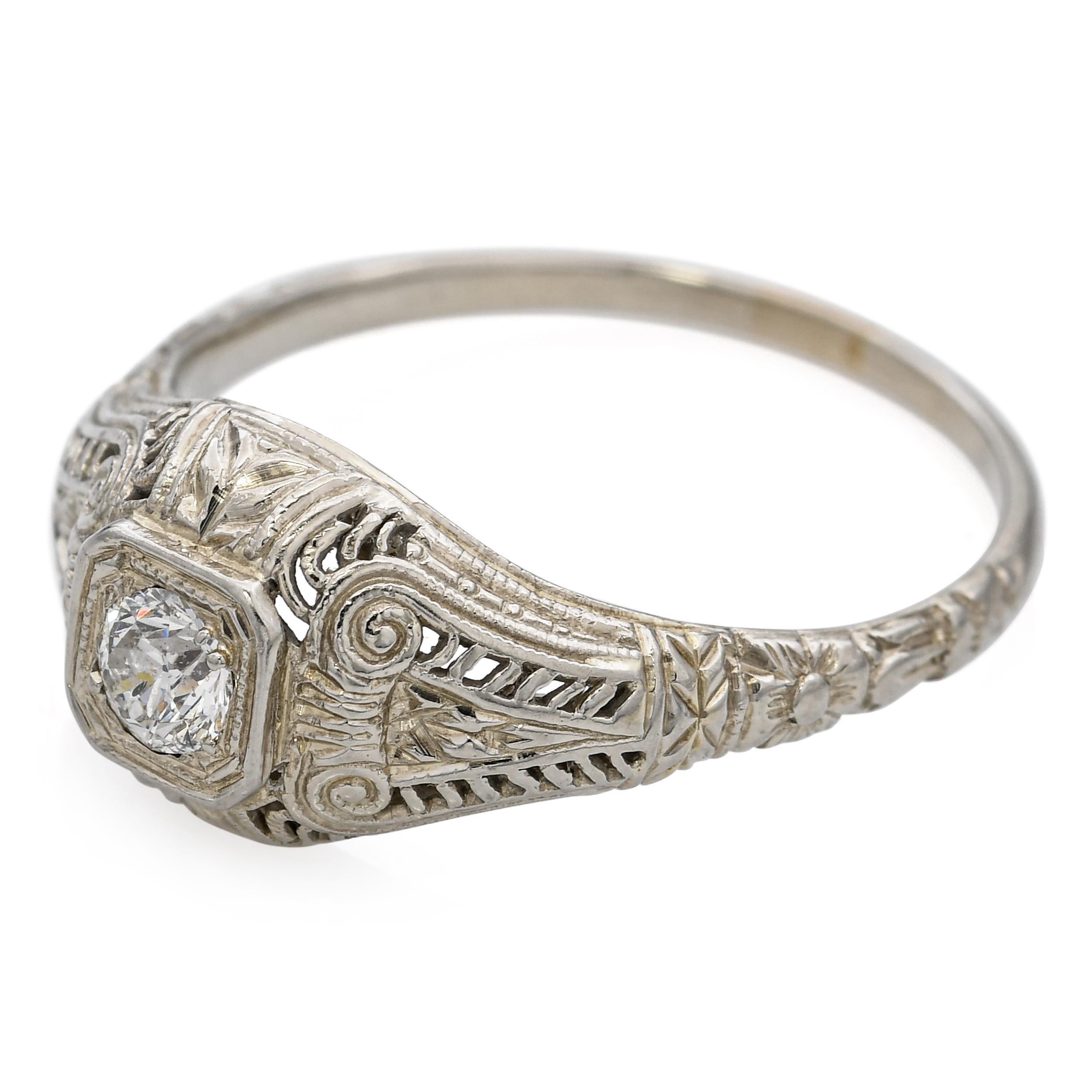 Taglio rotondo Anello vintage in oro bianco 19k con filigrana e 0,26 carati di diamanti in vendita