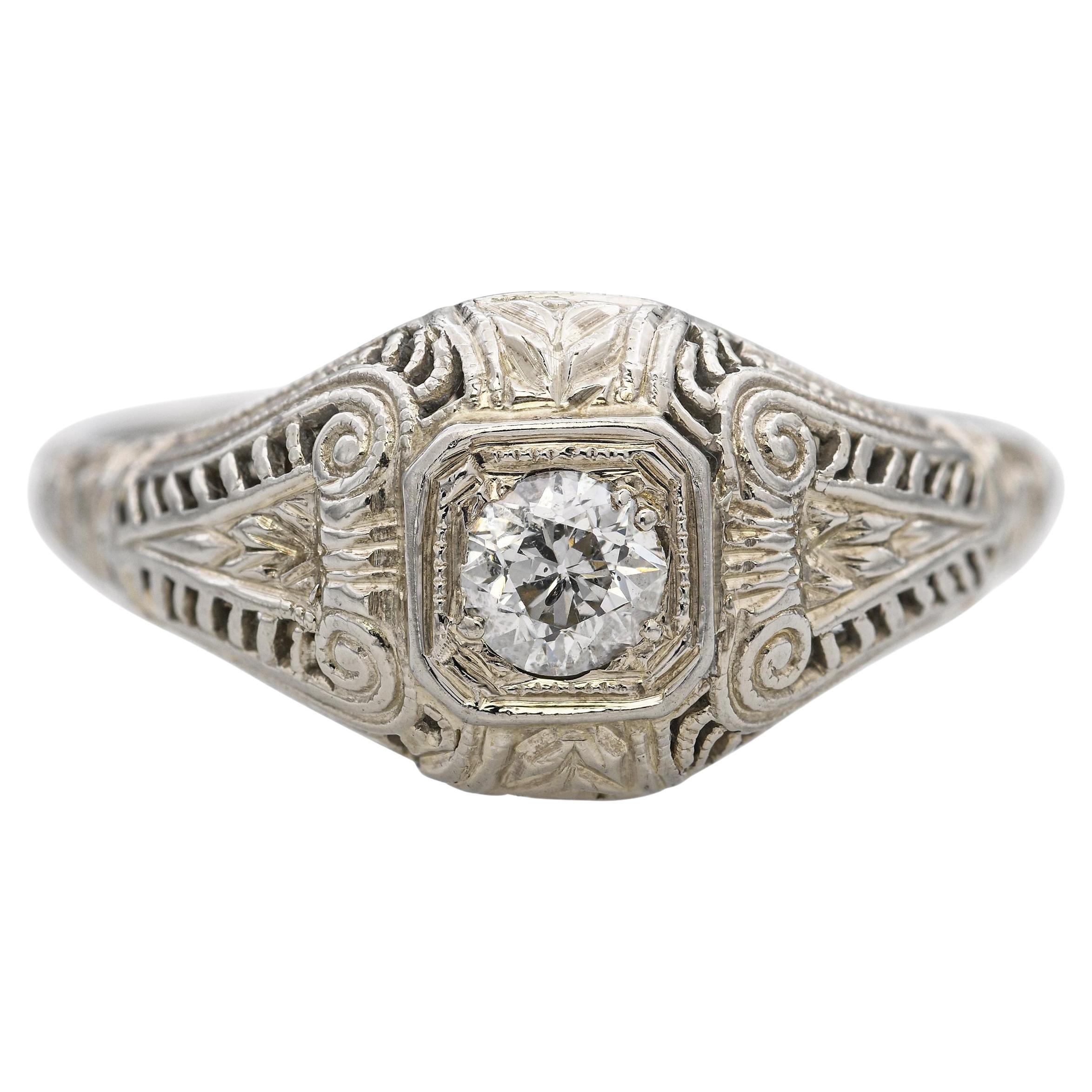 Anello vintage in oro bianco 19k con filigrana e 0,26 carati di diamanti