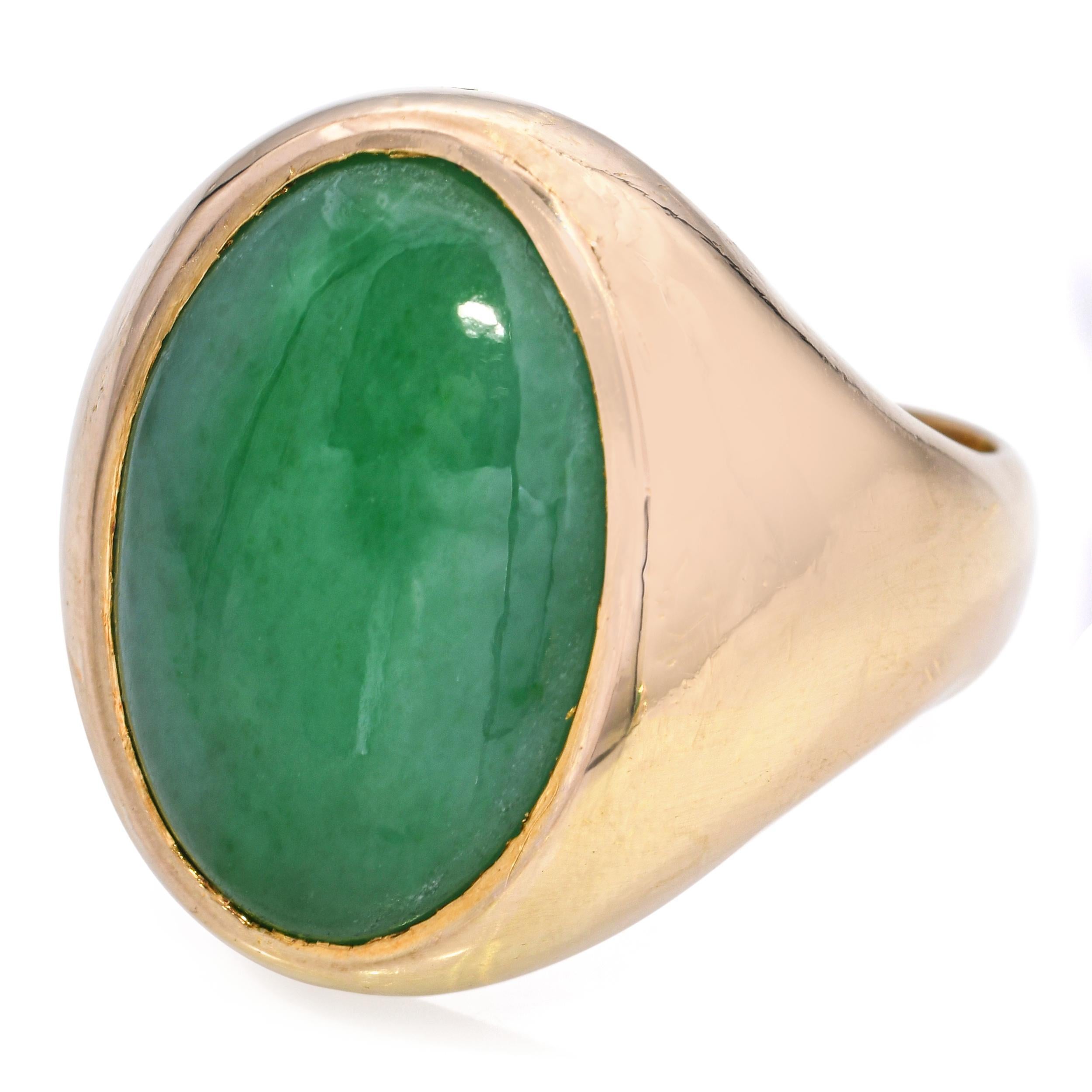 Anello vintage in oro giallo 19k con giada cabochon liscia e levigata incastonata in un'elegante montatura in oro giallo 19k. Il verde intenso della giada contrasta meravigliosamente con il ricco oro, conferendo al pezzo un aspetto raffinato e senza