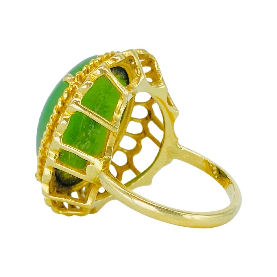 Vintage Green Jade Cabochon Cocktail Ring 14k Gold In Excellent Condition For Sale In Miami, FL