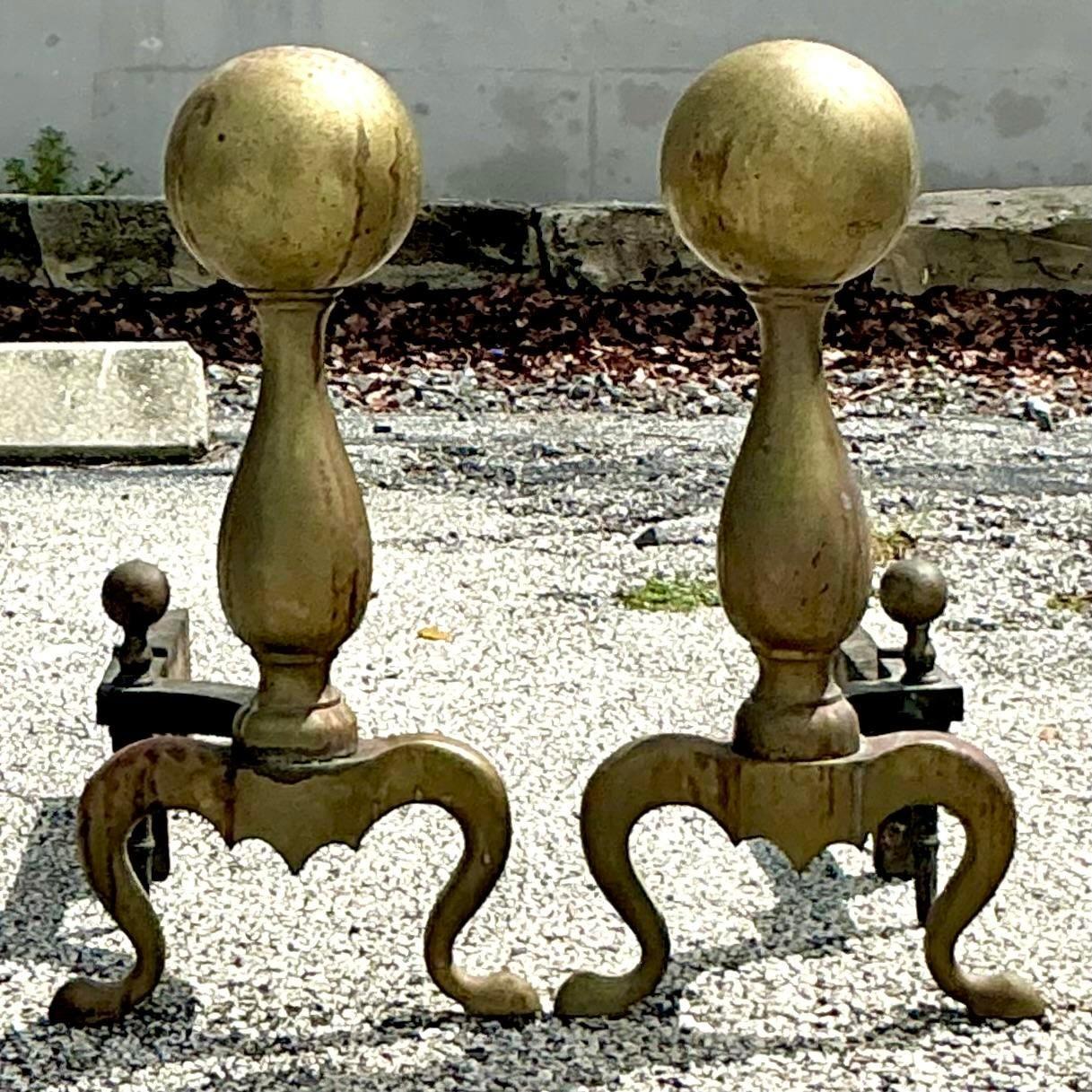 Aggiungi un fascino storico al tuo caminetto con gli Androni a palla di cannone in ottone in stile americano del XIX secolo. Questi antichi candelabri sono caratterizzati dai classici terminali a palla di cannone e da una robusta struttura in ottone