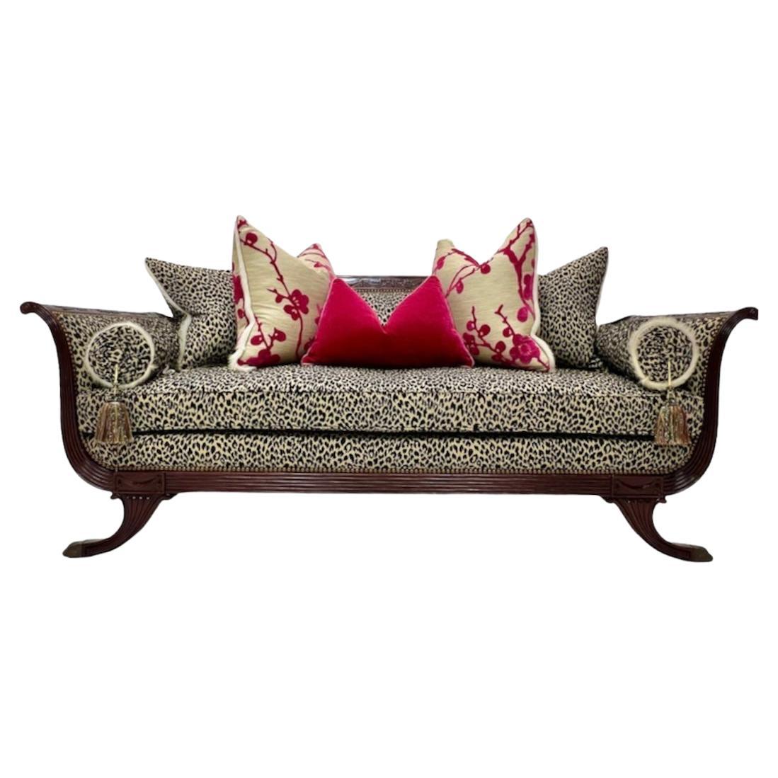 Duncan Phyfe-Sofa aus dem 19. Jahrhundert mit schmalem Stoff im Angebot