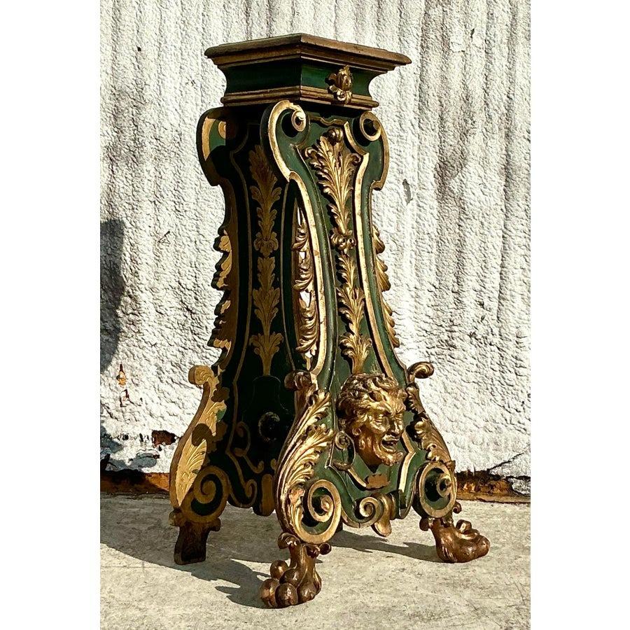 Erhöhen Sie Ihre Einrichtung mit der zeitlosen Eleganz dieses vergoldeten Regency-Sockels aus dem 19. Jahrhundert. Die exquisite Verarbeitung, die aufwändigen Details und die glänzende Vergoldung strahlen Opulenz und Raffinesse aus. Dieser Sockel
