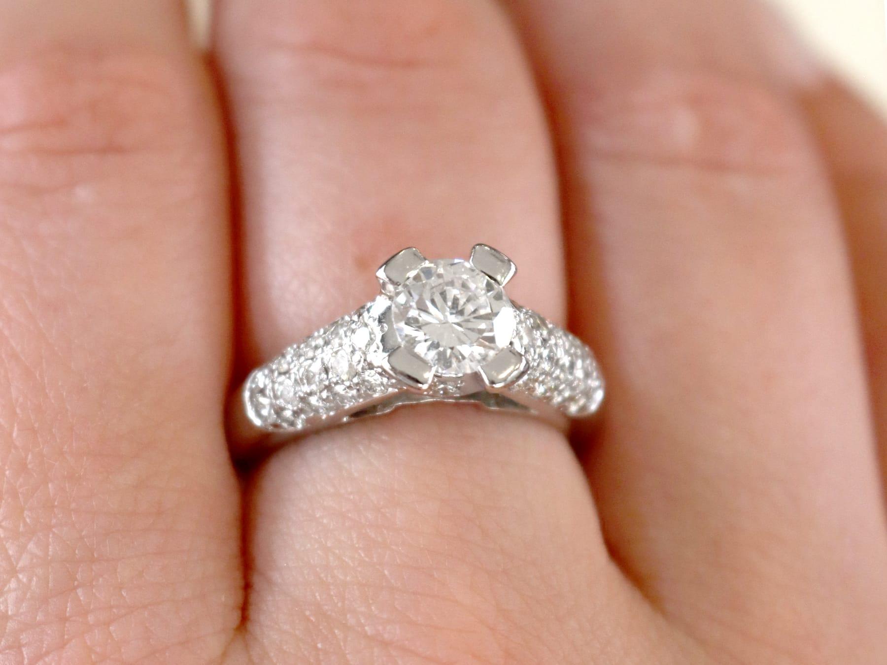 Magnifique bague solitaire en or blanc 18 carats et diamant de 1 carat (total), faisant partie de notre collection de bagues en diamant vintage.

Cette magnifique, fine et impressionnante bague de fiançailles en diamant vintage a été réalisée en or