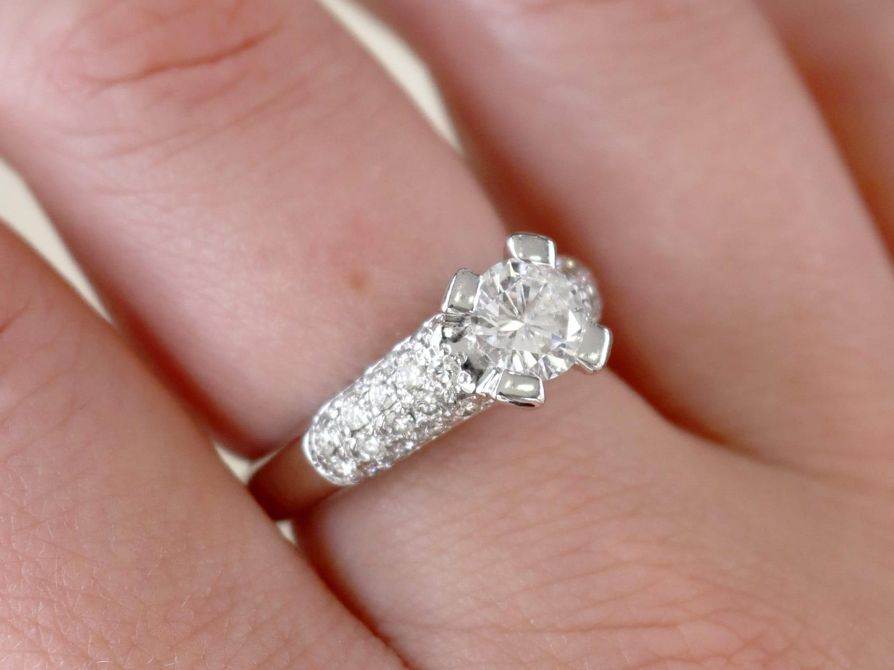 Taille ronde Bague de fiançailles solitaire vintage en or blanc 18 carats et diamants 1 carat, c. 1980 en vente
