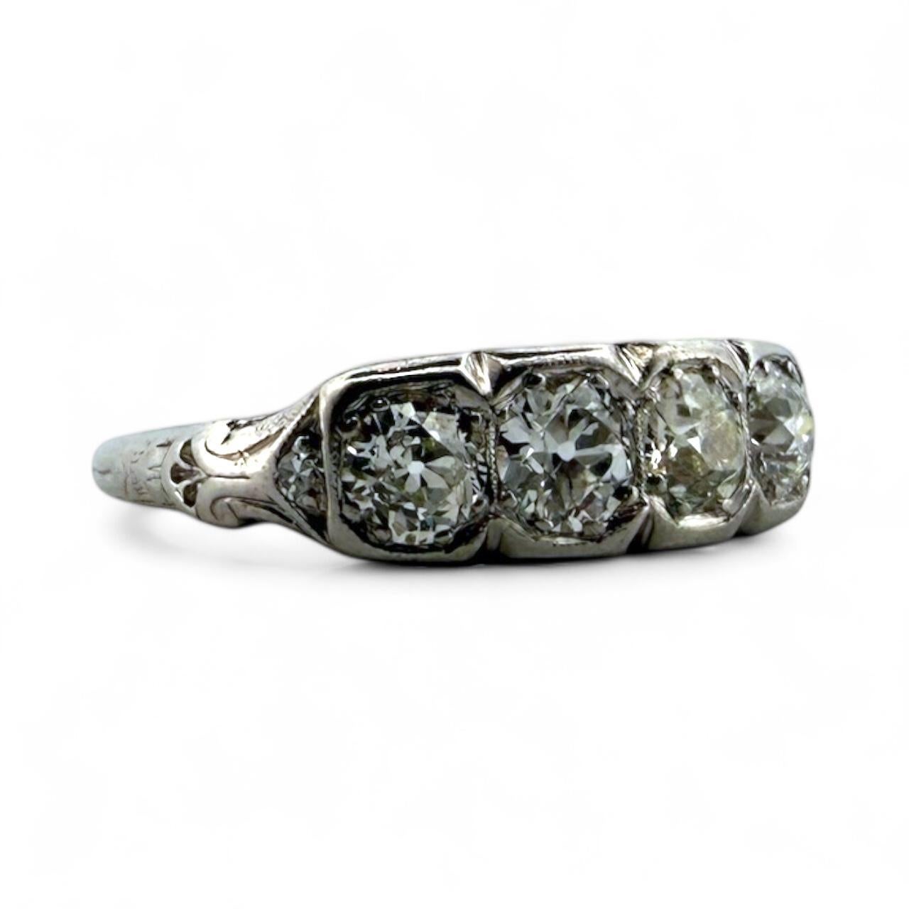 Anello Vintage 1CTW Old Mine Cut Diamond con quattro pietre a fascia In condizioni buone in vendita a Montgomery, AL