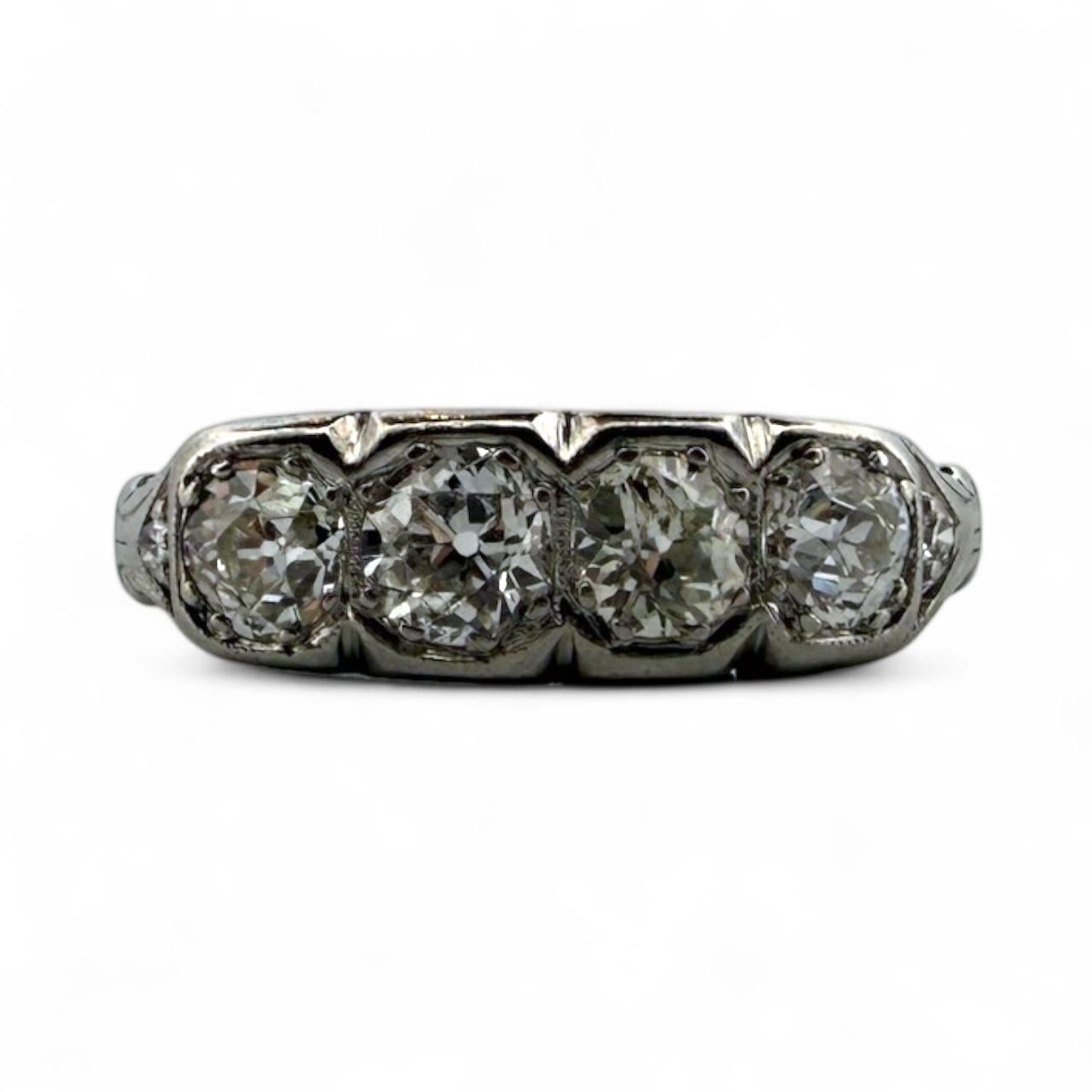 Donna Anello Vintage 1CTW Old Mine Cut Diamond con quattro pietre a fascia in vendita
