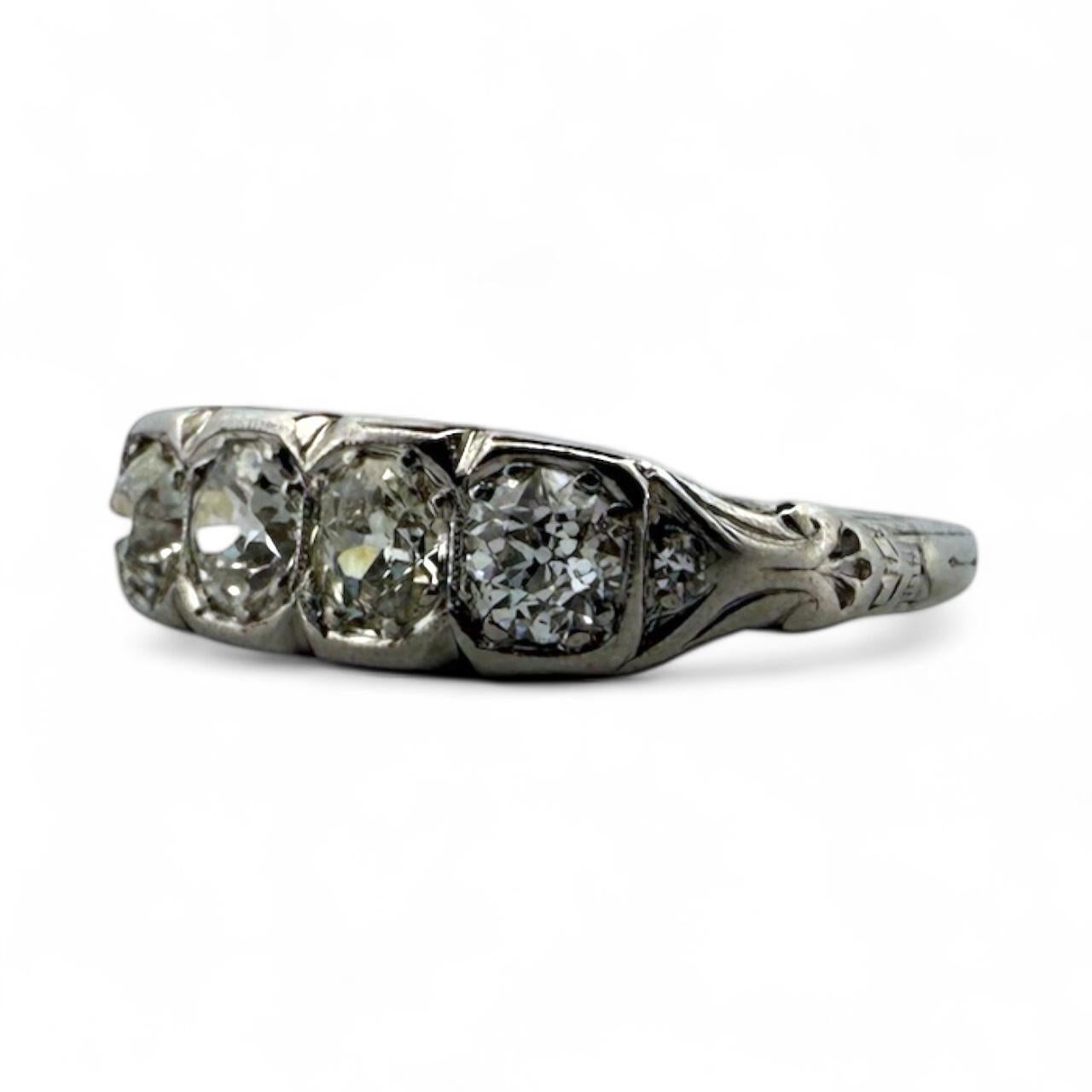 Anello Vintage 1CTW Old Mine Cut Diamond con quattro pietre a fascia in vendita 1