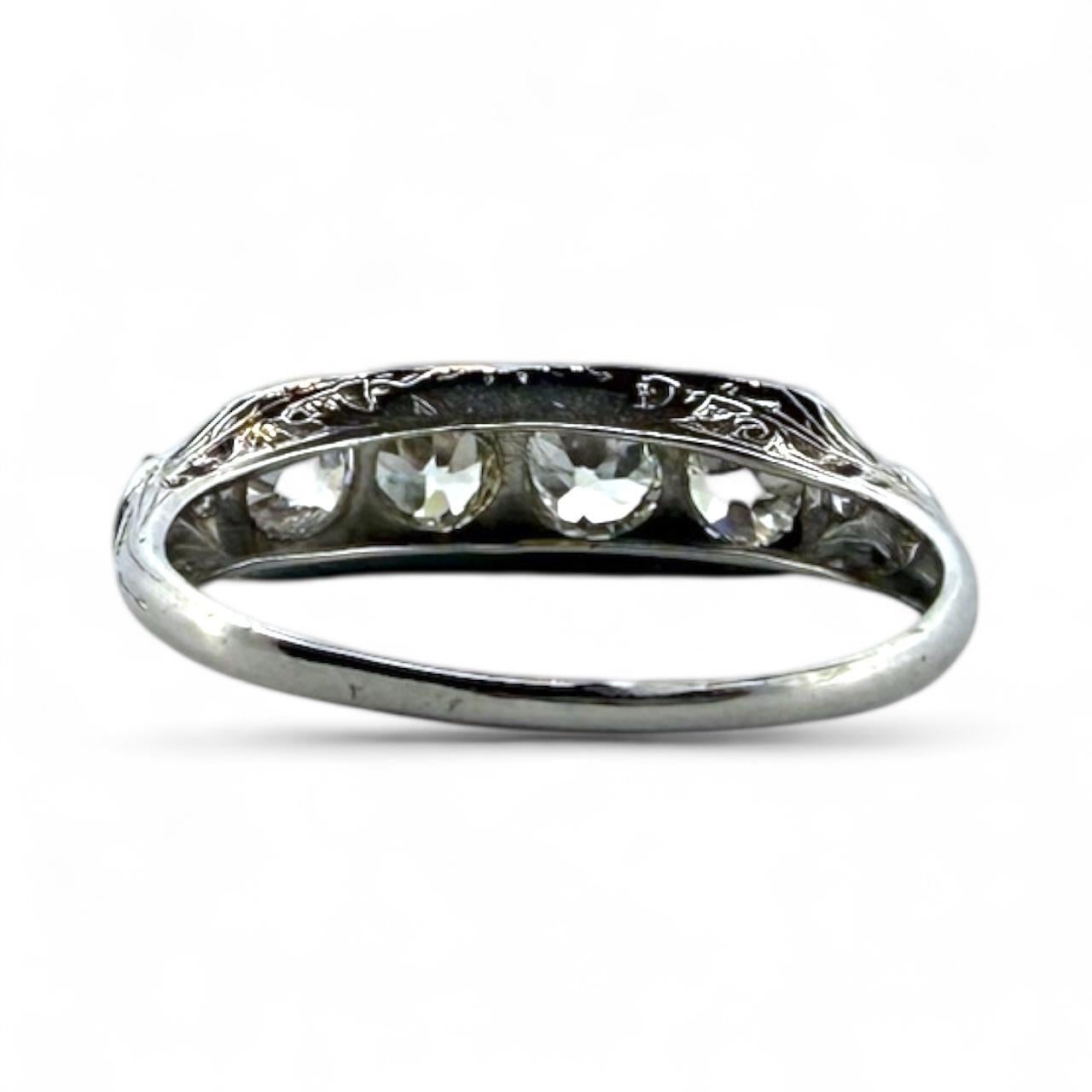 Anello Vintage 1CTW Old Mine Cut Diamond con quattro pietre a fascia in vendita 4