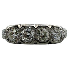 Vintage 1CTW Old Mine Cut Diamond Four Stone Band Style Ring (bague à quatre pierres)