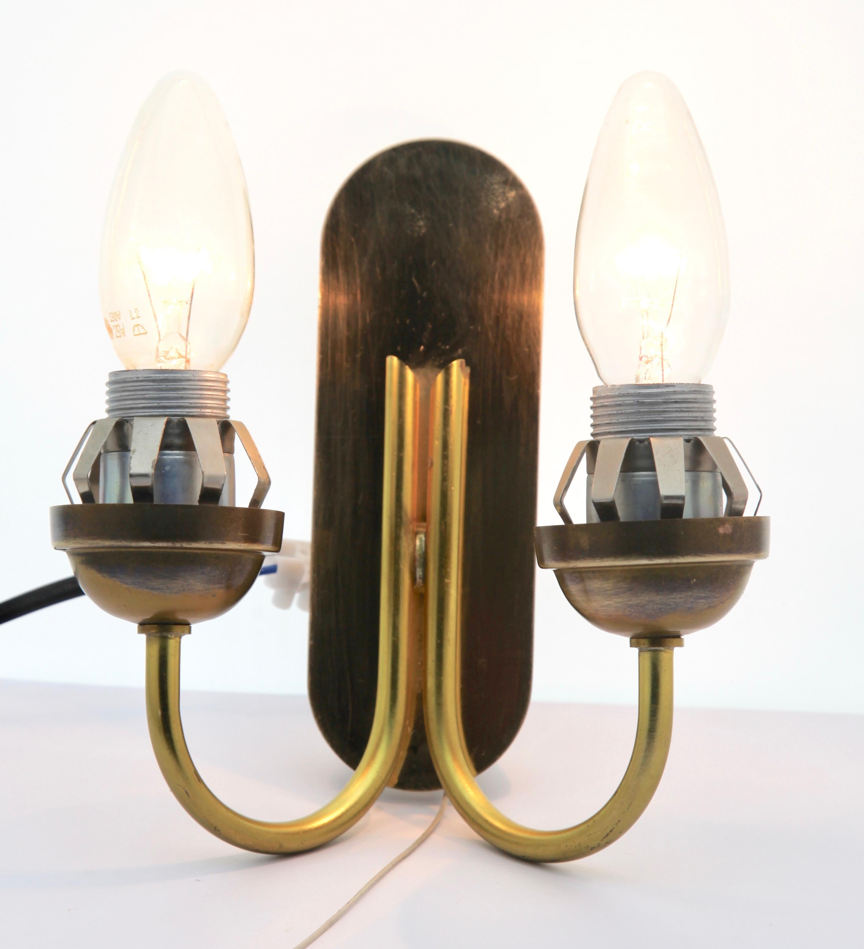 Lámpara de pared vintage de 2 brazos de estilo Helena Tynell, década de 1960.

En excelente estado y en pleno funcionamiento. Montaje E14
Y seguro para su uso inmediato en el Mundo.

con pátina antigua original en las piezas de latón.
Tiene un