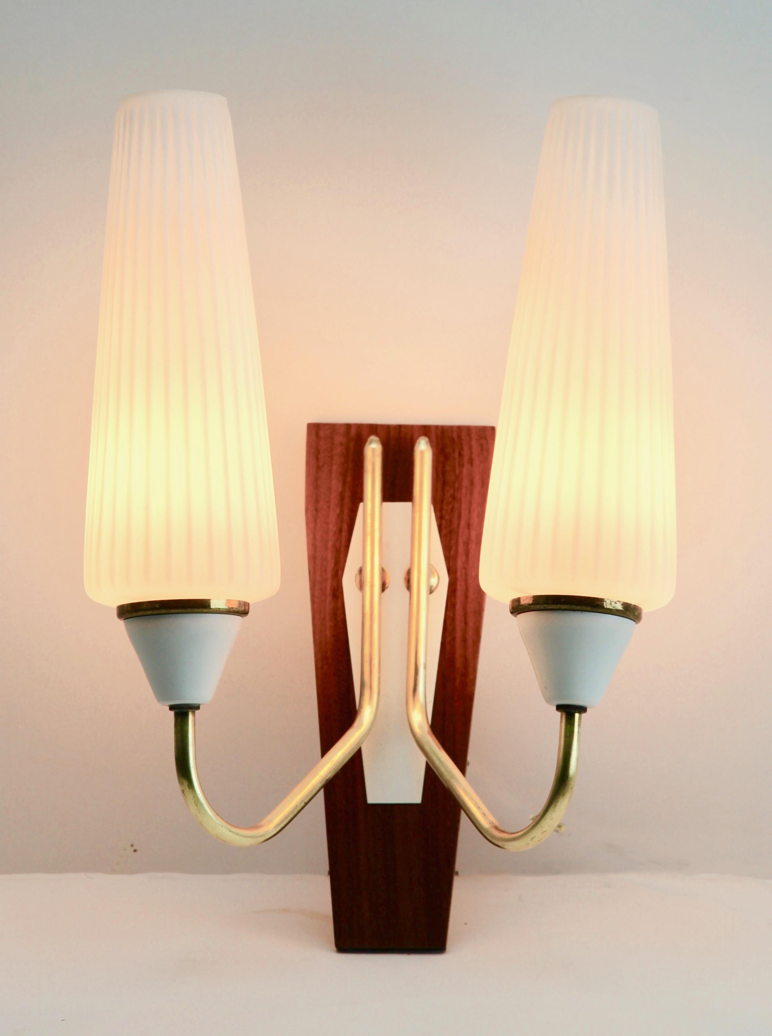 Vintage 2 arms wall mount lamp in the style of Stilnovo, Italian, 1960s.

In excellent condition and in full working order. Fitting E14

The lamp works everywhere in the World

with original old patina on brass parts.
Looks simply