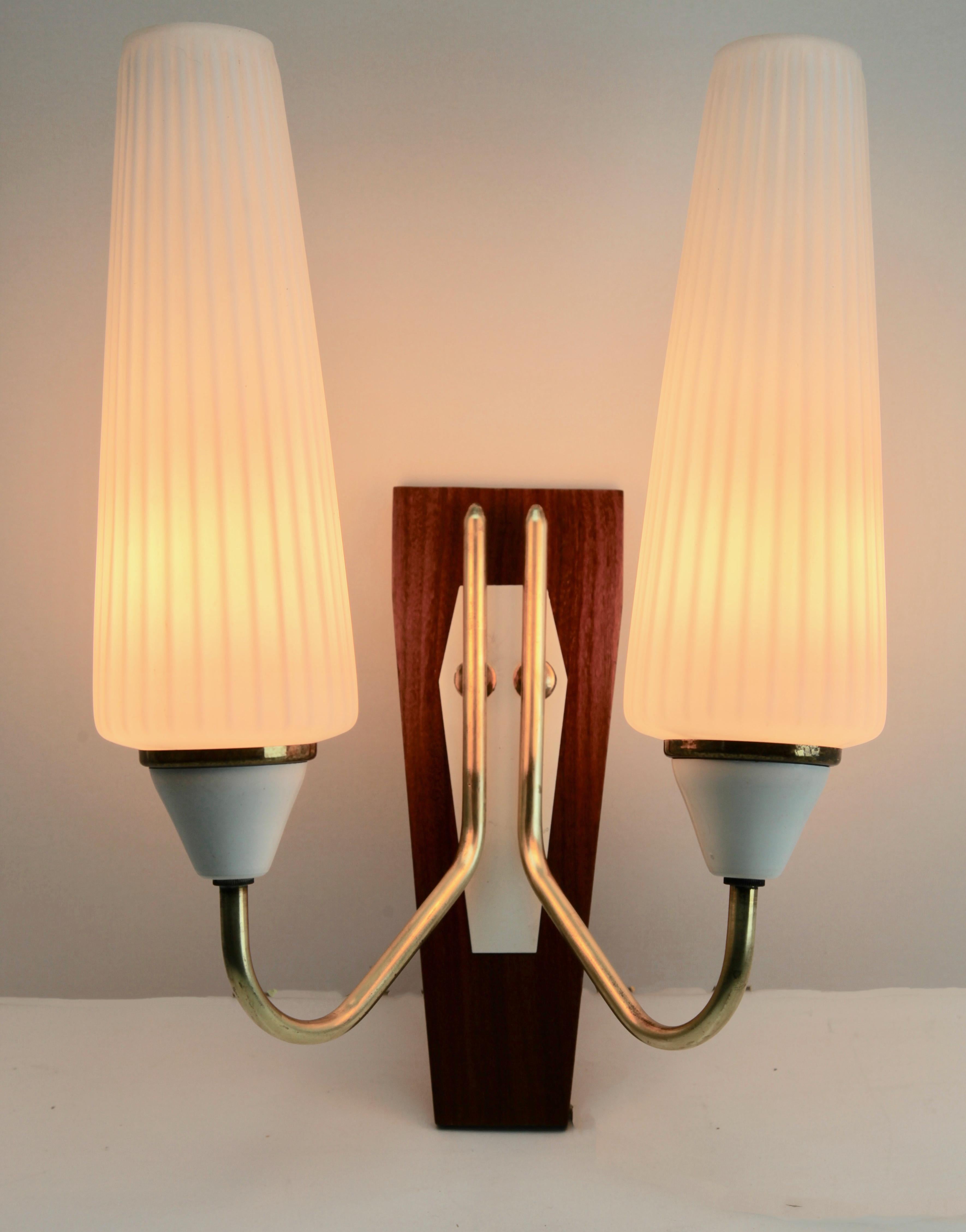 Vintage 2 Arms Wall Mount Lamp in the Style of Stilnovo, Italian, 1960s In Good Condition In Verviers, BE