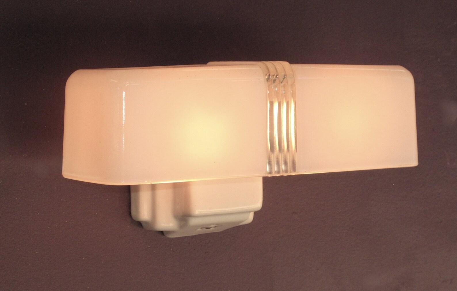 Vintage 2 Bulb Porcelain Bath Sconce Light In Good Condition In Prescott, US