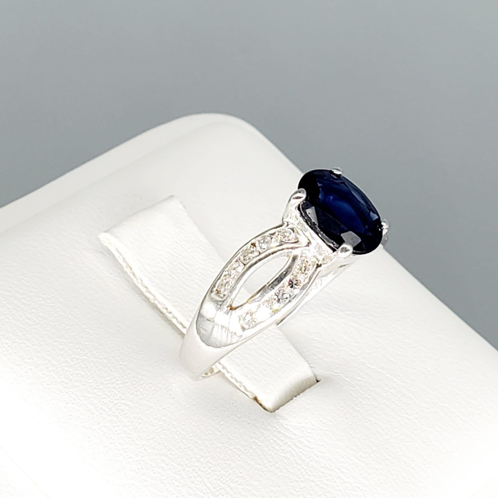 Taille ovale Bague de fiançailles vintage en or blanc 14 carats avec saphir bleu de 2 carats et diamants en vente