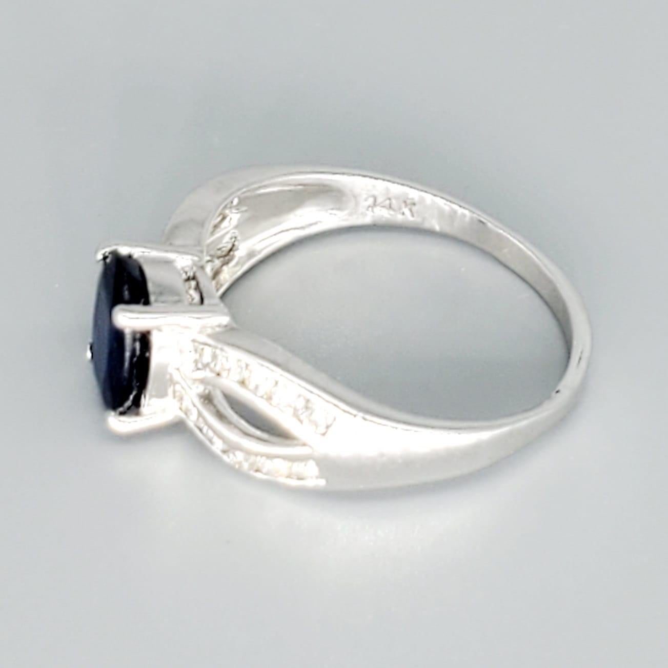 Vintage 2 Carat Blue Sapphire and Diamonds Engagement Ring 14 Karat White Gold For Sale 1